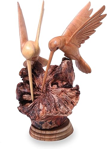 Miniatura 2 de NOVICA Escultura de madera tallada a mano artesanal Decoración de figura de colibrí Temática de animales sostenibles Madera de Benalu y Jempinis