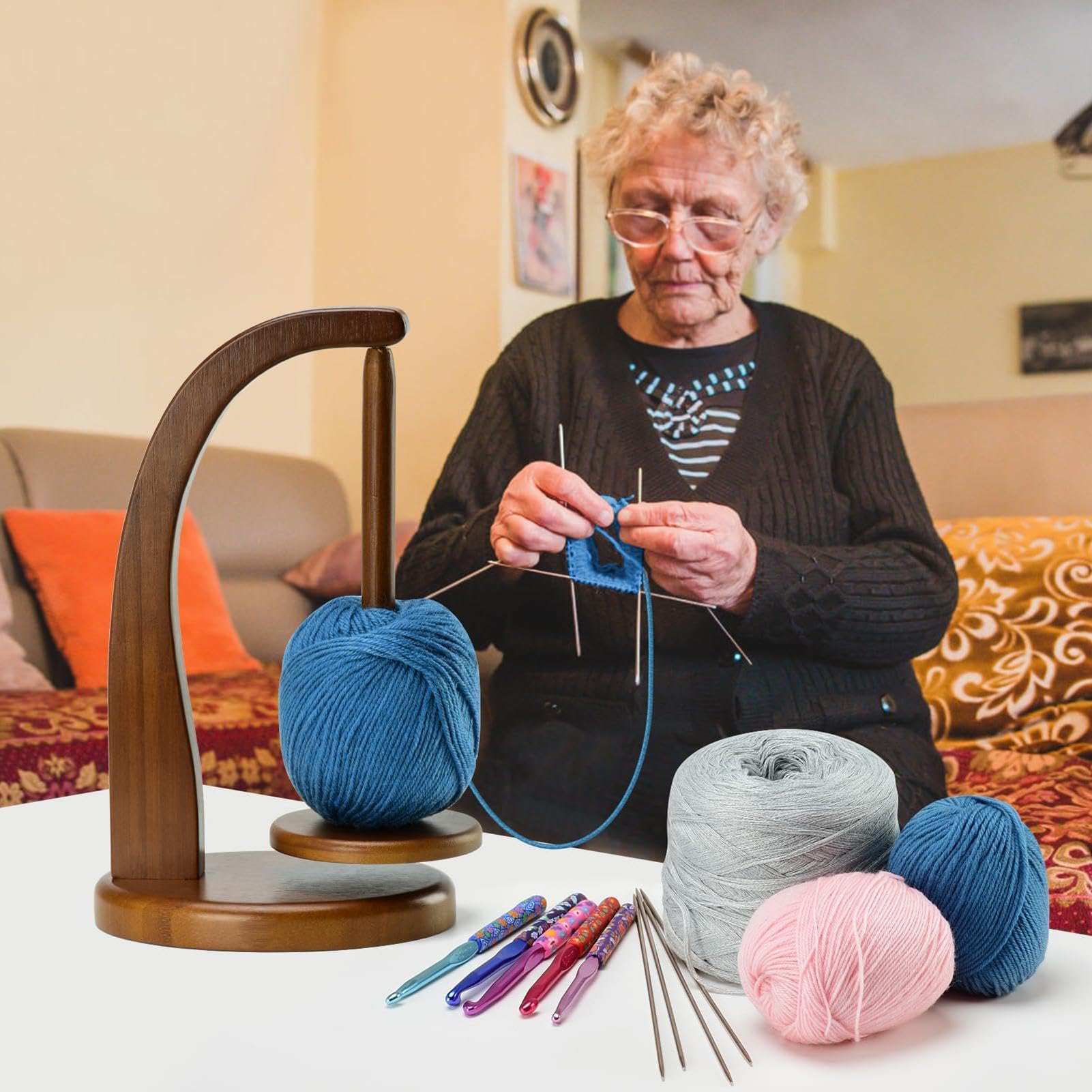 Twee Strengen Van Wollen Garen En Naalden Voor Breiwerk Aan Een Houten Achtergrond Foto