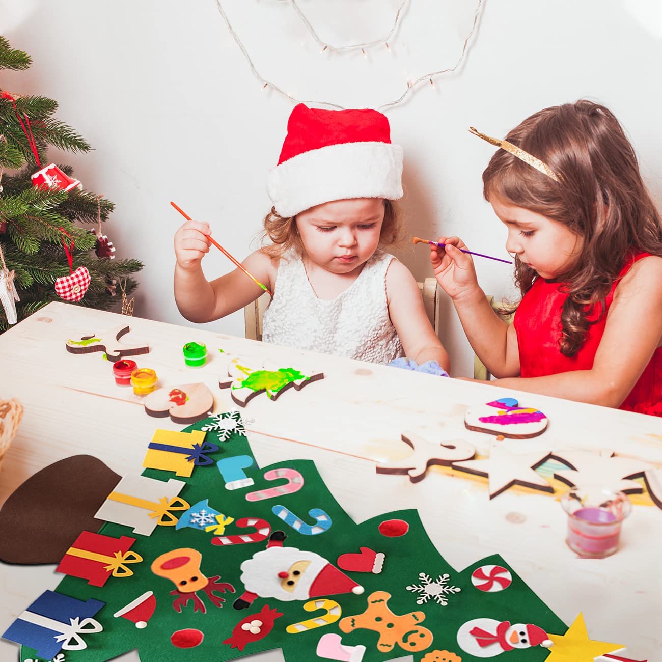 WEST STORY Albero di Natale in Feltro per Bambini, Albero da Parete Fai da Te con 34 Decorazioni e Filo Luminoso da 5m, Sacchetto di Feltro Rosso per Conservazione, Bambini e Neonati
