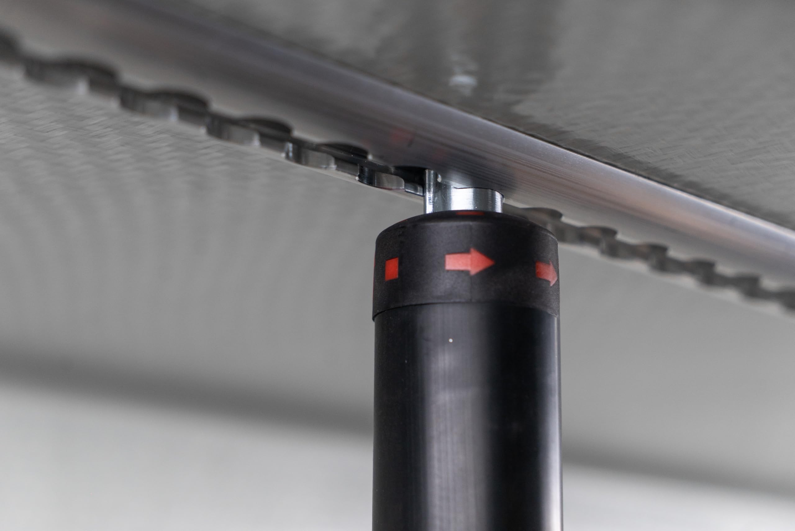 Twister Beam ALU Rundsperrbalken Sperrstange Airlineschiene Schutzüberzug Ladungssicherung Klemmbalken mit PVC Ummantelung und Drehfedersystem (1000-1350 mm)