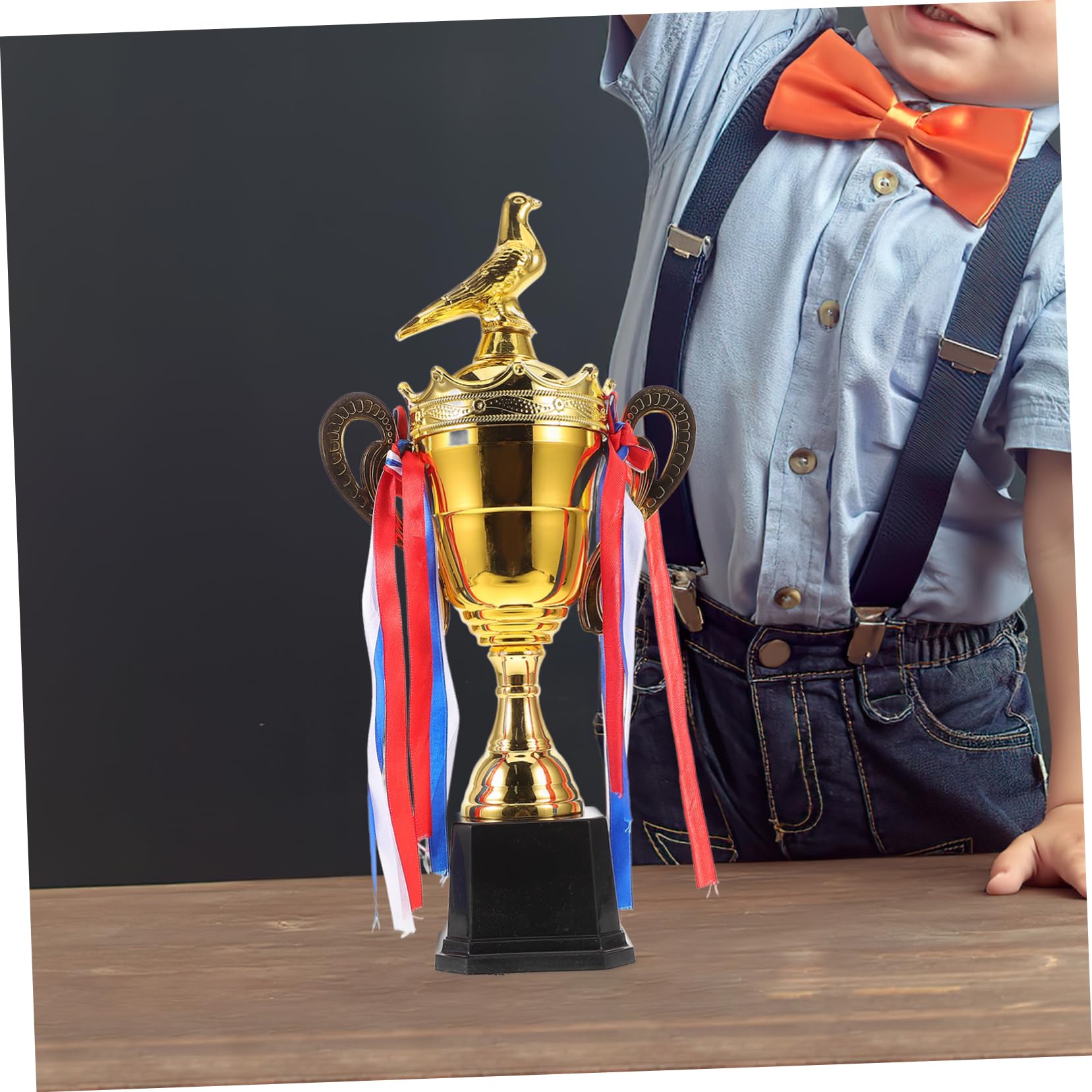 TOYANDONA Coppa in Metallo Oro per Eventi Sportivi Versatile Premio Design a Corona e Colomba Calcio e Back To School Party