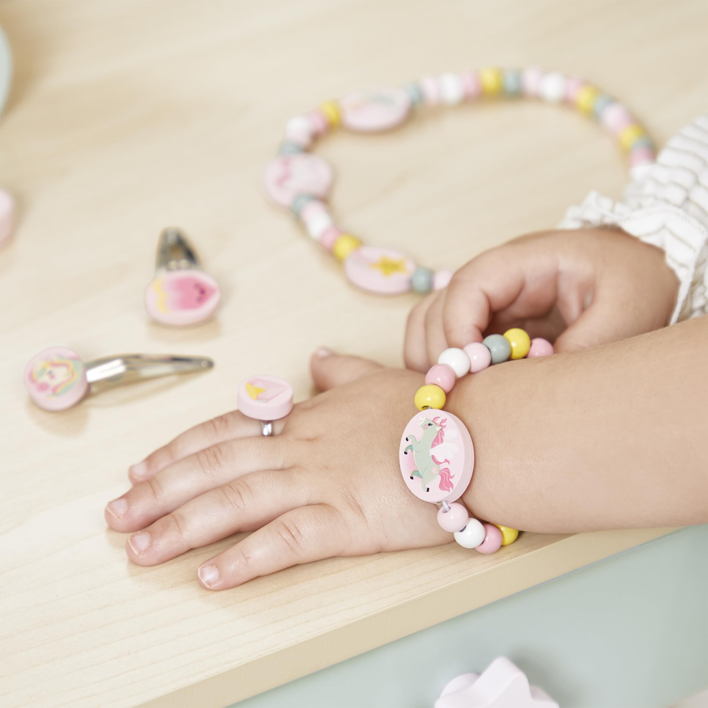 Janod Set de 5 Joyas de Madera Unicornios - 1 Collar, 1 Pulsera, 1 Anillo y 2 Clips - Joyas de Madera y Metal FSC - Accesorio de Moda - A Partir de 3 Años - J08880