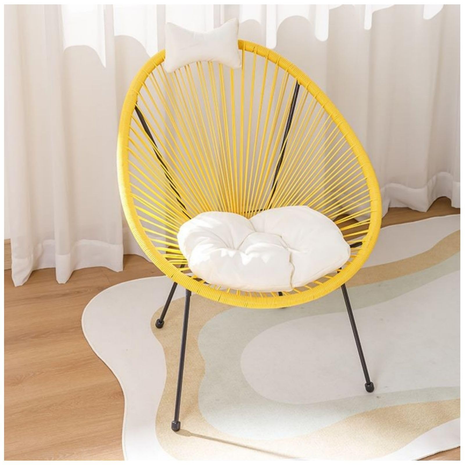Chaise de jardin en rotin jaune finie l'assise rigide et inconfortable