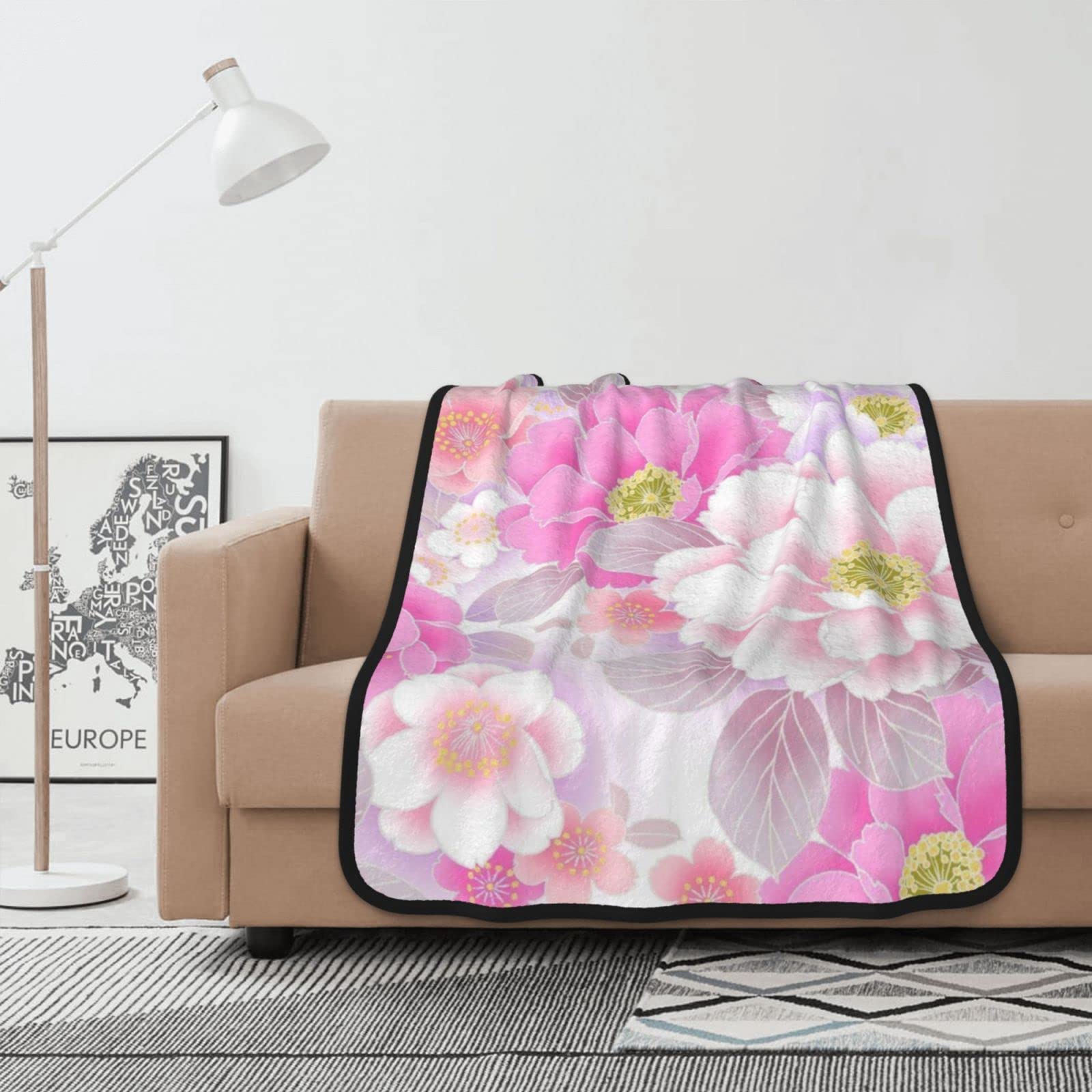 Couverture flanelle rose pour soirées cocooning confortables sur le canapé