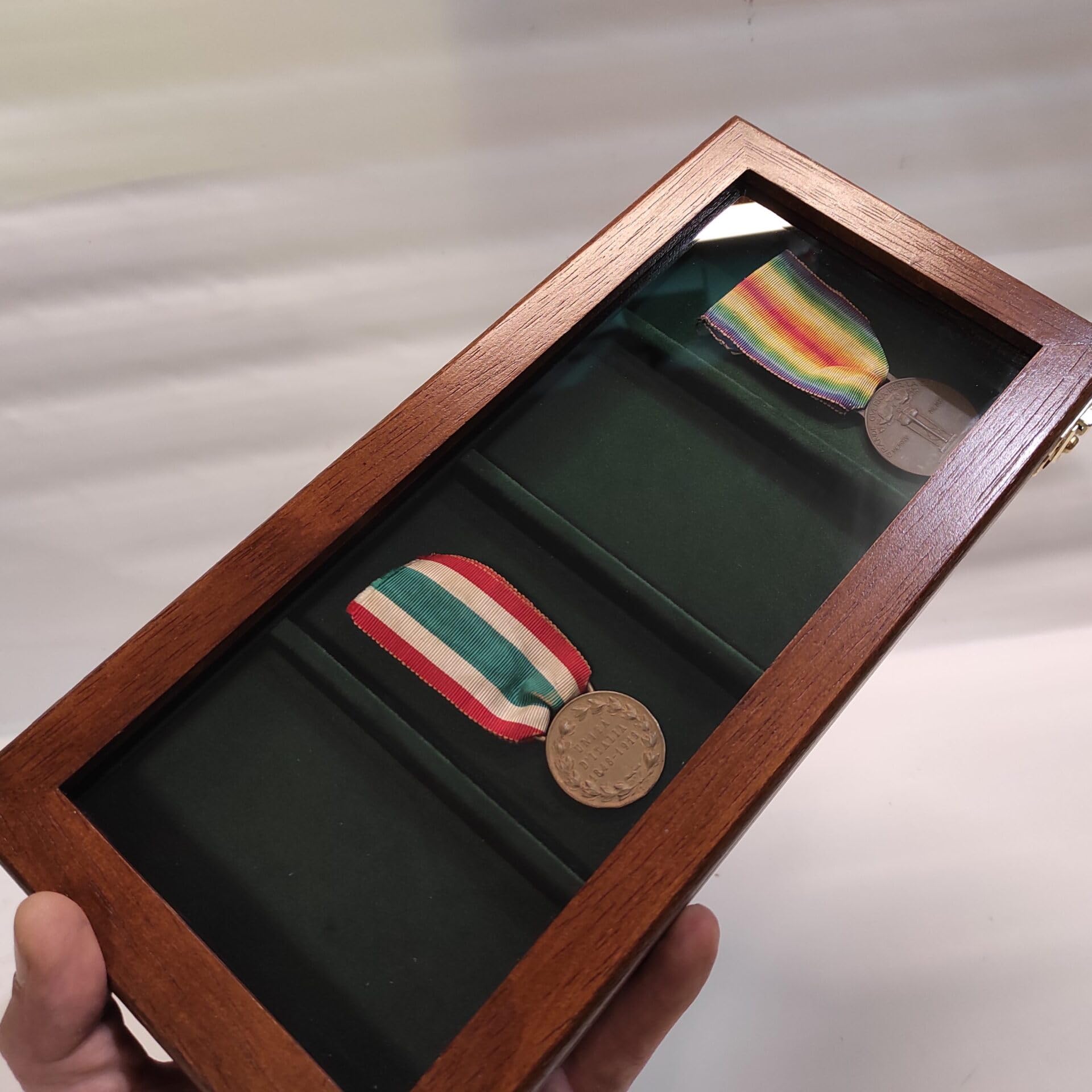 Handgefertigte Medaillen Vitrine aus Massivholz und Samt für 4 Medaillen mit Glasdeckel, nummeriert und Zertifiziert