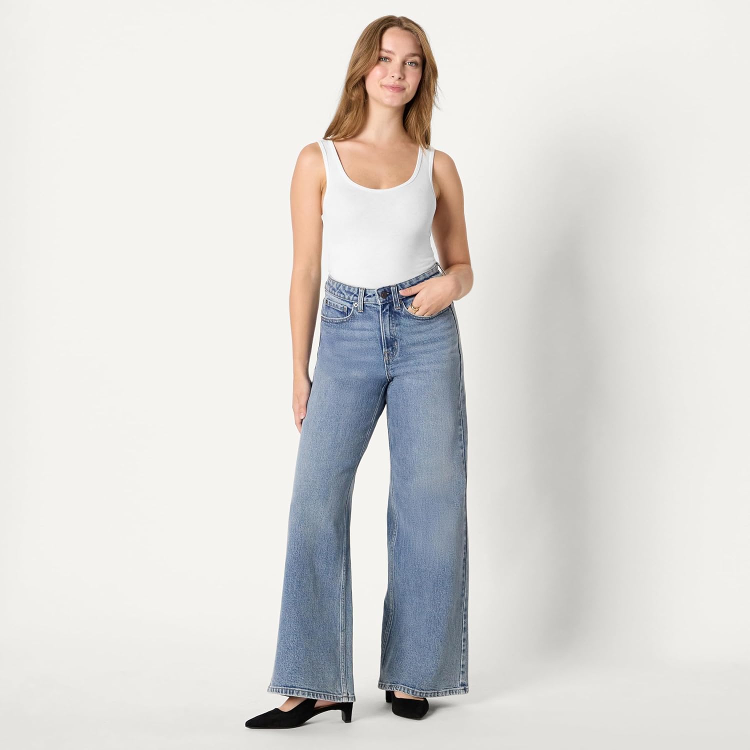 Amazon Essentials Women's High-Rise Wide Leg Crop Jeans - Image 3