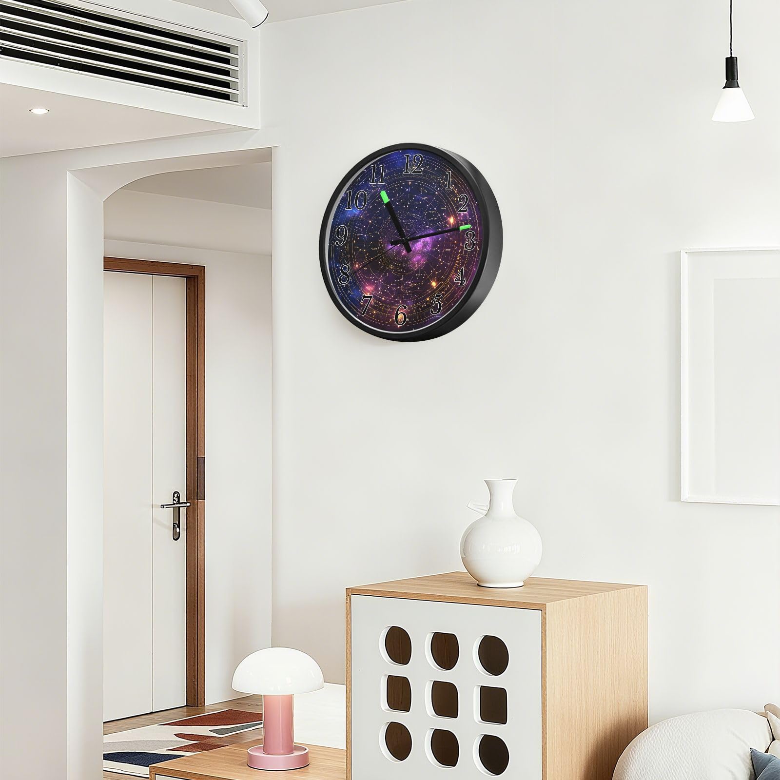 Mnsruu Reloj de pared con diseño de galaxia misteriosa, luminoso, funciona con pilas, silencioso, brilla en la oscuridad, para sala de estar, cocina, 12 pulgadas