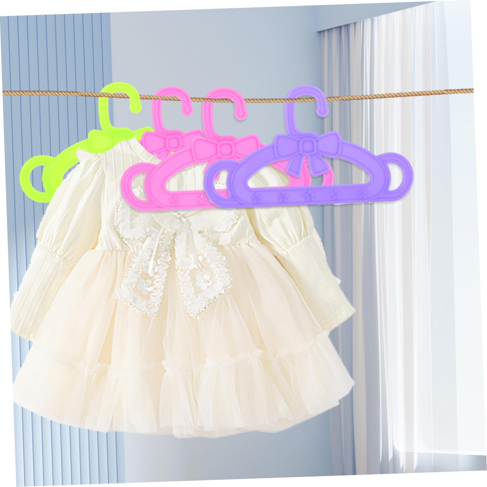 Perchas para Vestidos de Muñecas de Plástico 15 Piezas | Accesorios para Ropa de Muñecas de Juguete, Surtido Rosa Verde y Morado, para Navidad y Ocasiones Obsequios