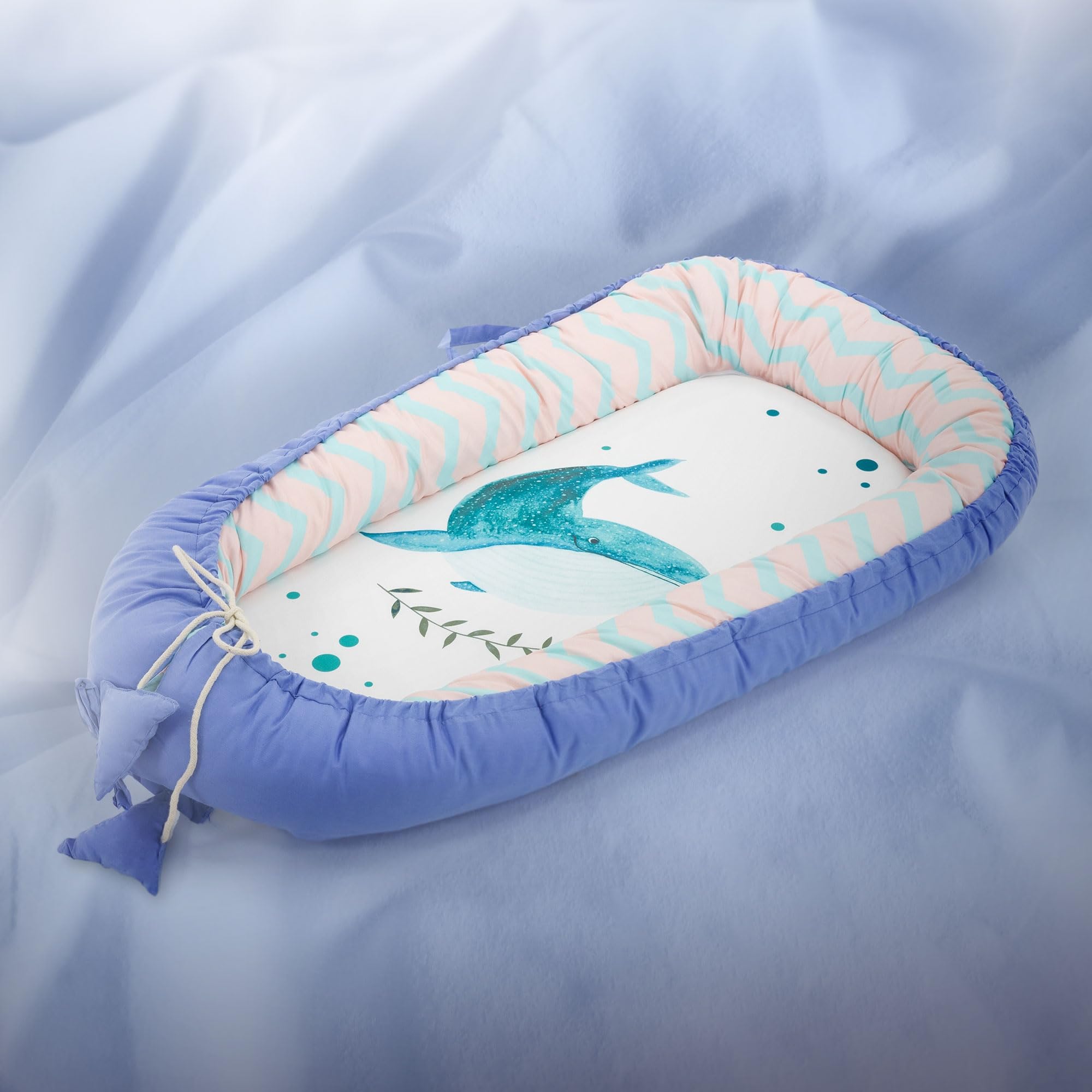 Joyz Nid de Bébé, Baleine-Minky Bleu Foncé, 90x50 cm, 100% Coton, Couverture Douillette, 2 Faces, Housse Amovible, Cocon Bébé Portable, Antiallergique, Lit de Bébé Nouveau-né, Nid Multifonction Voyage