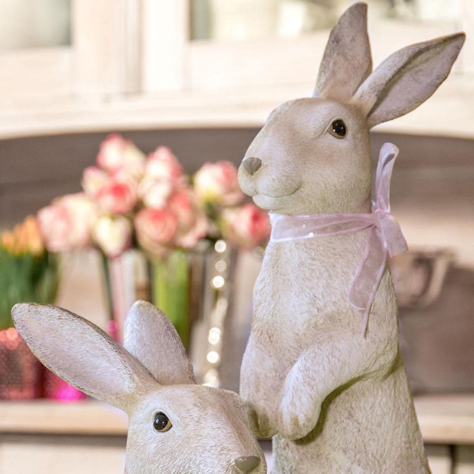 große Deko Hasen Figur Kunststein 48.5 cm - sitzender Osterdeko Hase mit rosa Schleife & Fell-Optik - braune XXL Polyresin Osterhasen Frühjahresdeko zum hinstellen