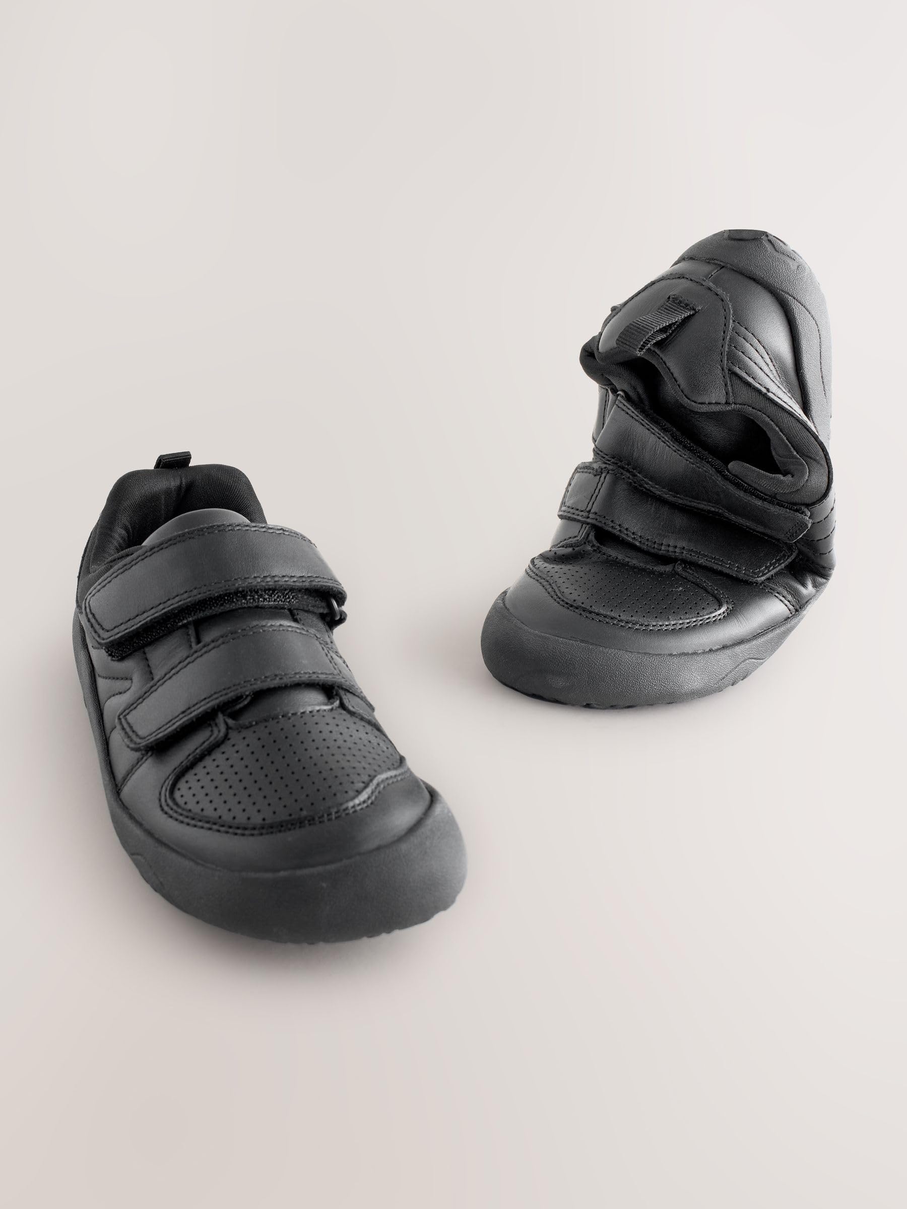 NEXT Niños Zapatos Escolares Barefoot de Piel con 2 Tiras de Cierre con un Toque