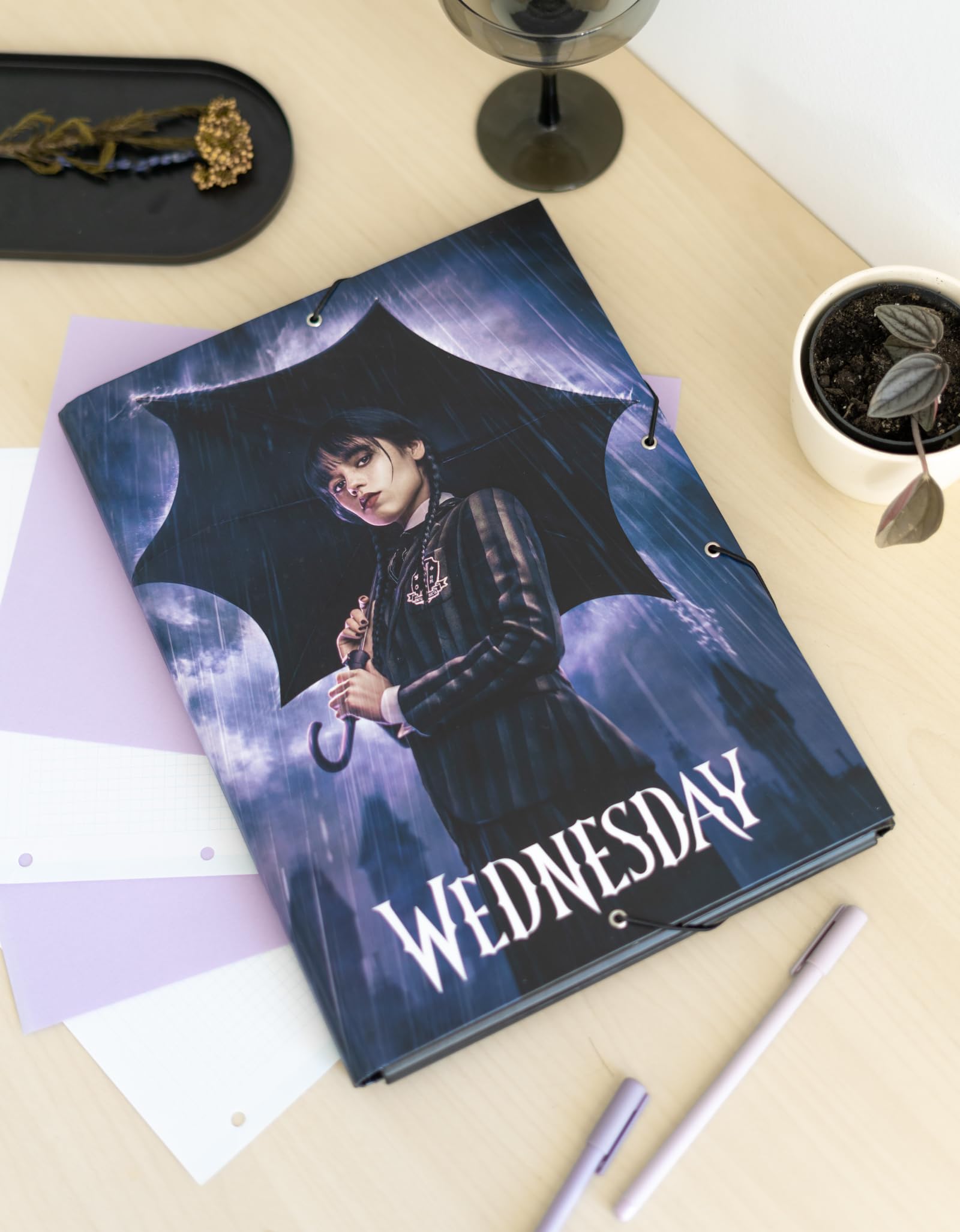 Grupo Erik Teczka A4 – prezenty środowe, teczka na dokumenty z 3 klapkami, 34 x 25,5 cm, organizer na dokumenty, teczki szkolne, prezenty Wednesday Addams