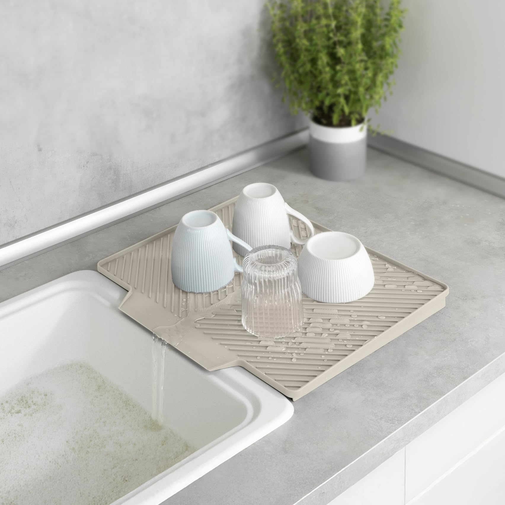 Wenko Tappeto drenante MOD. Nelia Tappetino scolapiatti Lavabile in lavastoviglie scanalato Resistente Cucina plastica 34 x 3 x 40 cm Beige