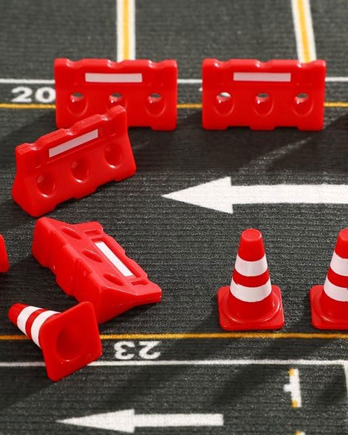 24 Mini-Verkehrskegel, Plastikzäune, Straßensperrschilder, Spielzeug-Sets, Straßenbau-Kegel, Mini-Markierungskegel, Straßensperrkegel-Modelle, Lernspielzeug