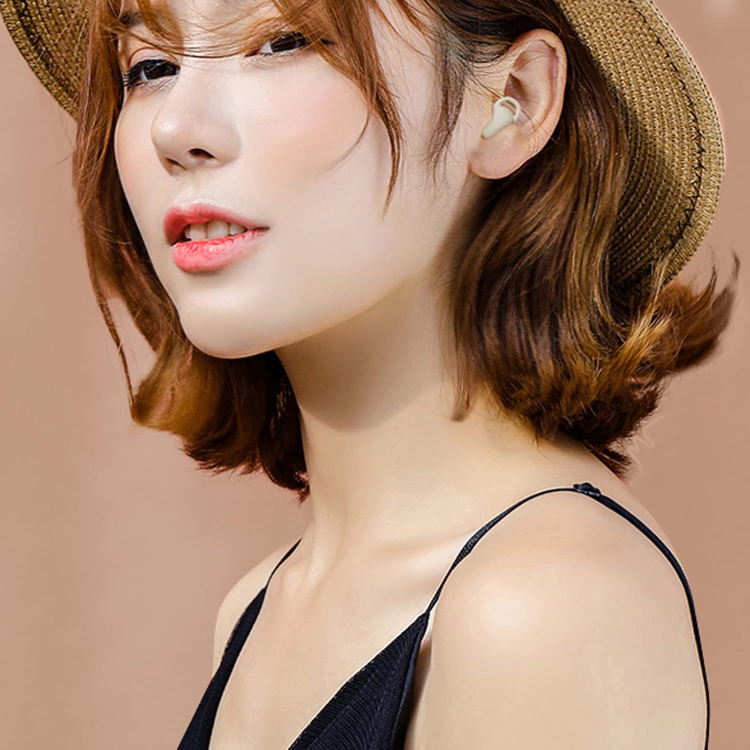 Woman wearing SQRMINI X999 Earbud