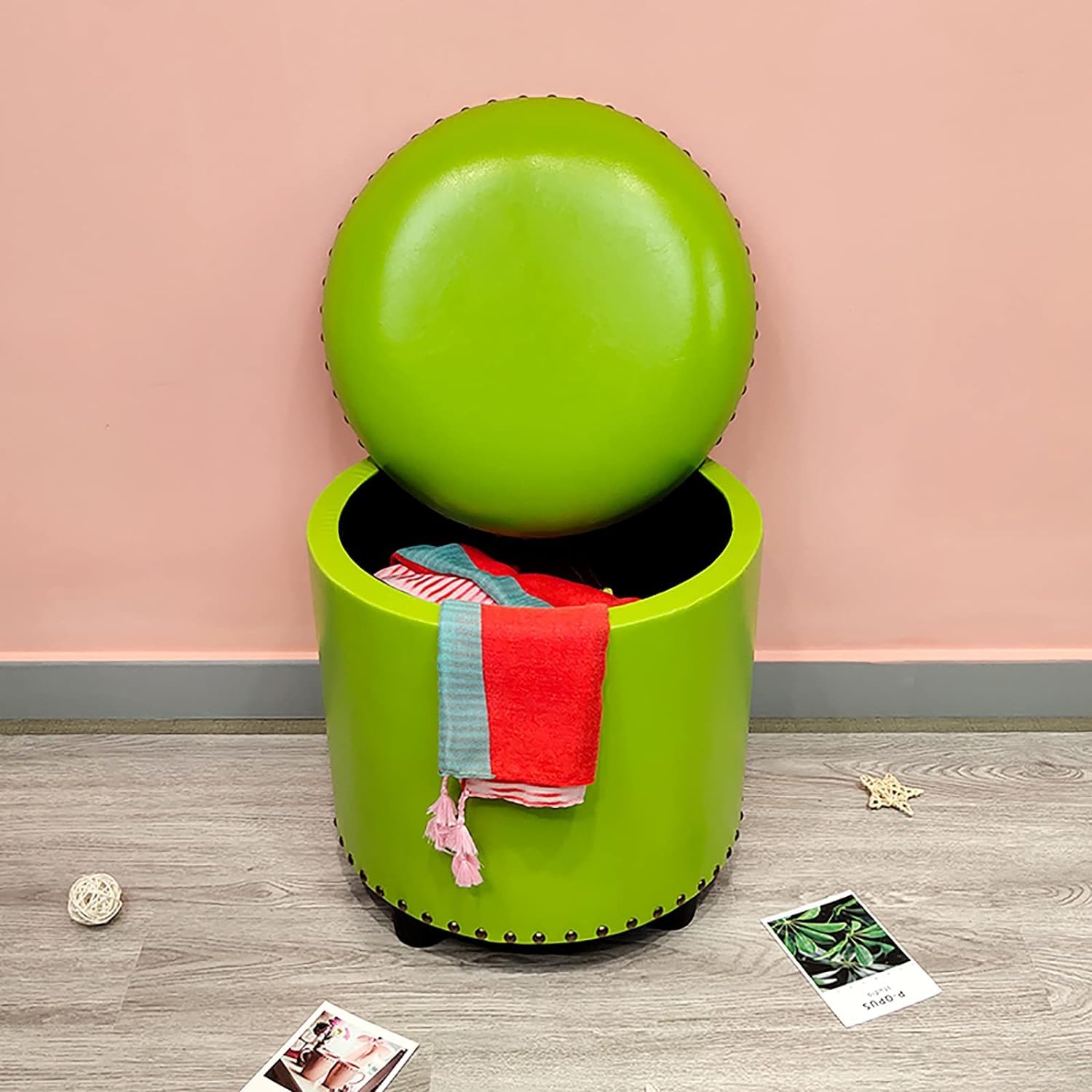 Tabouret de rangement rond pour sublimer l'ambiance chaleureuse de votre salon