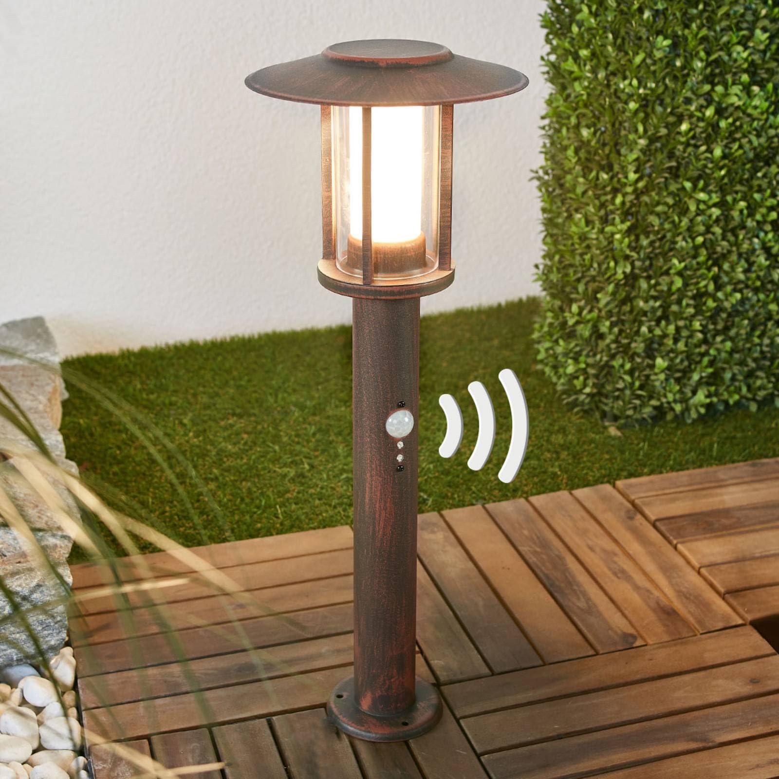 Lindby LED Außenleuchte Pavlos mit Bewegungsmelder (spritzwassergeschützt (Landhaus, Vintage Rustikal) in Braun aus Edelstahl (1 flammig) - Wegeleuchte Pollerleuchte Wegelampe Sockelleuchte