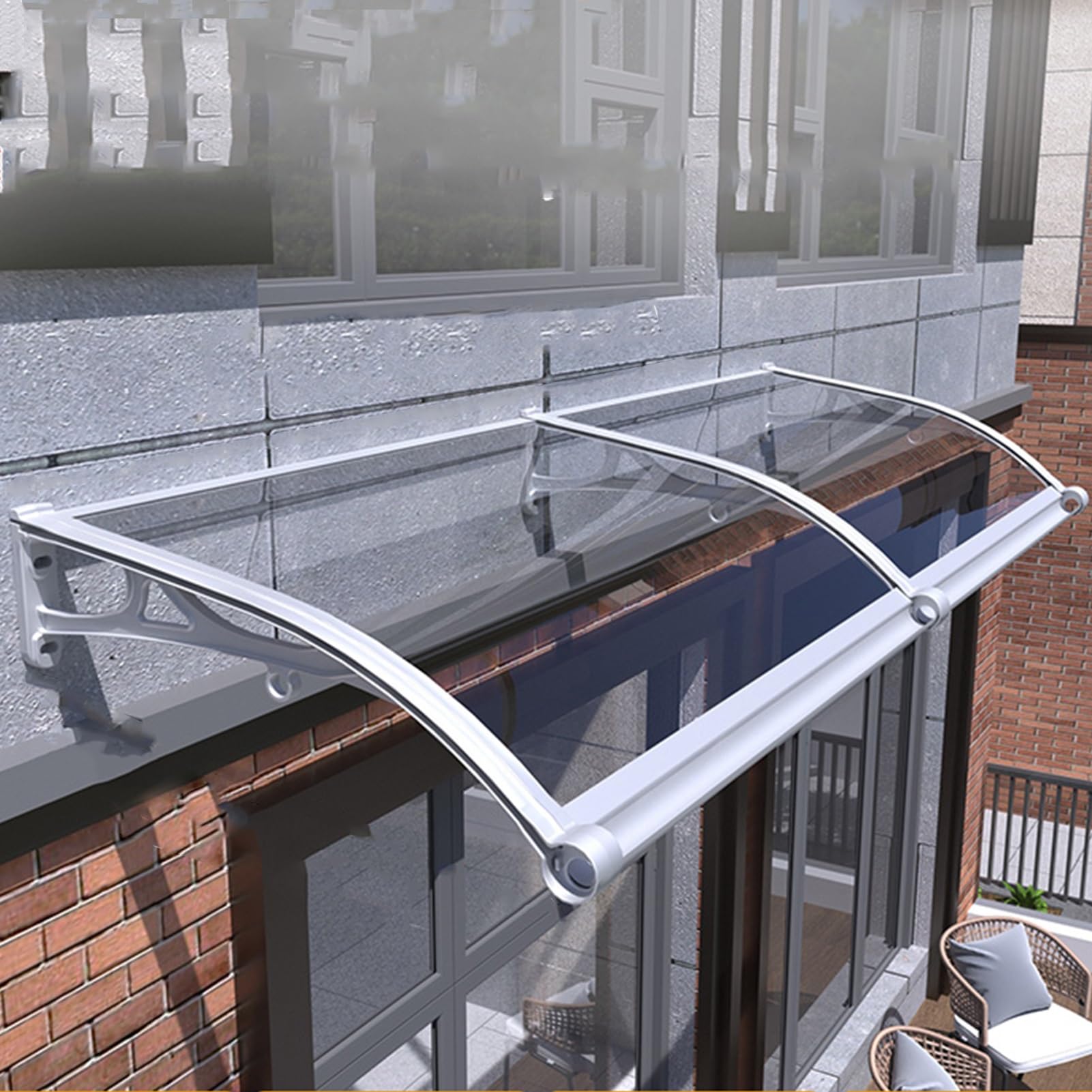Auvent de balcon incurvé pour abriter l'entrée de votre jardin arboré
