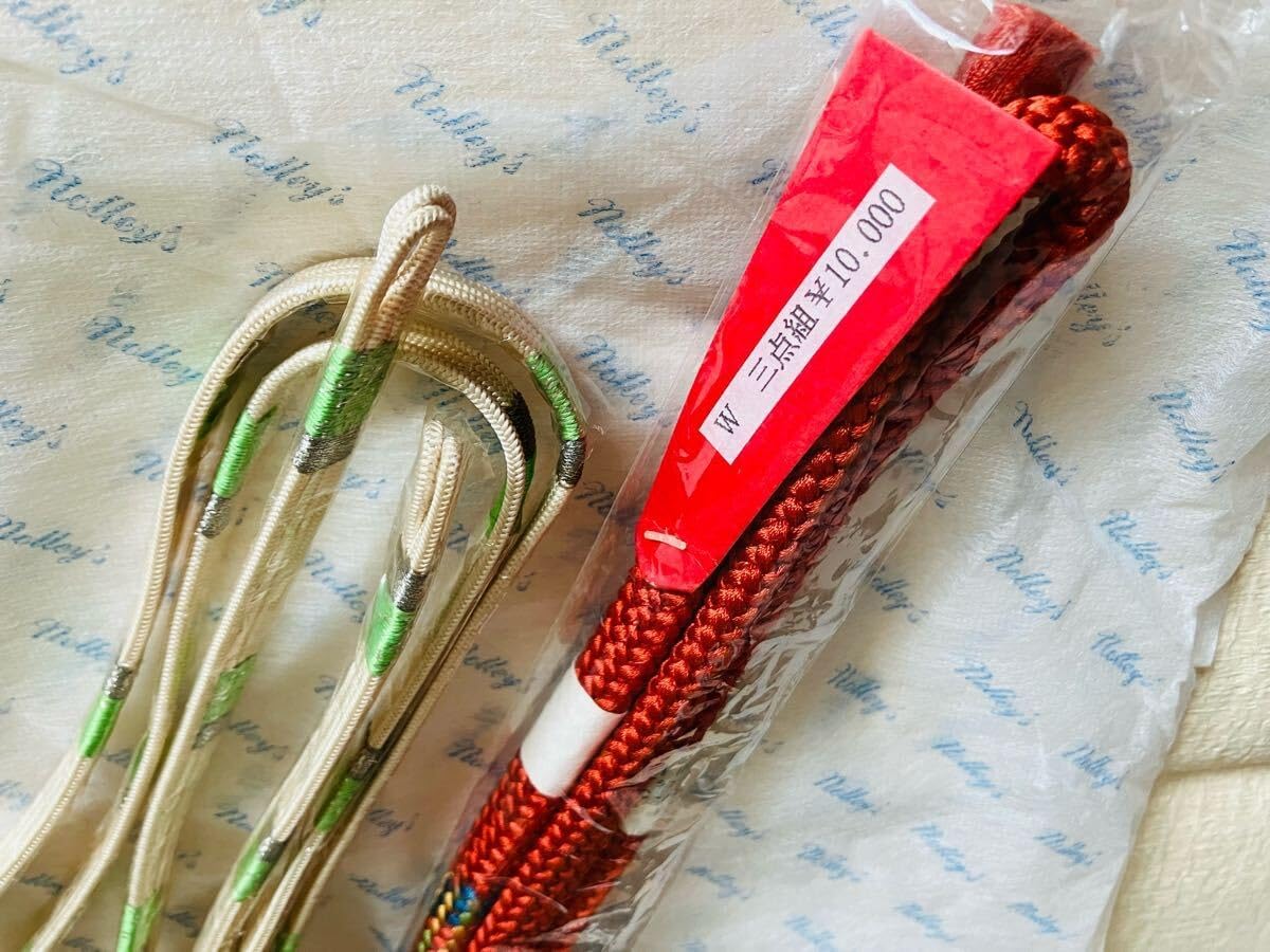 留袖用 正絹 帯締め 帯揚げ 末広セット 亀房付き シルク100% 桐箱入り！(柄おまかせ) | 着物ネット通販・宅配レンタルのきもの遊美 日本製 正絹 シルク100％ 留袖用 色留袖用 帯揚げ 帯締め 末広 3点セット 金糸 文箱文様 高級手組