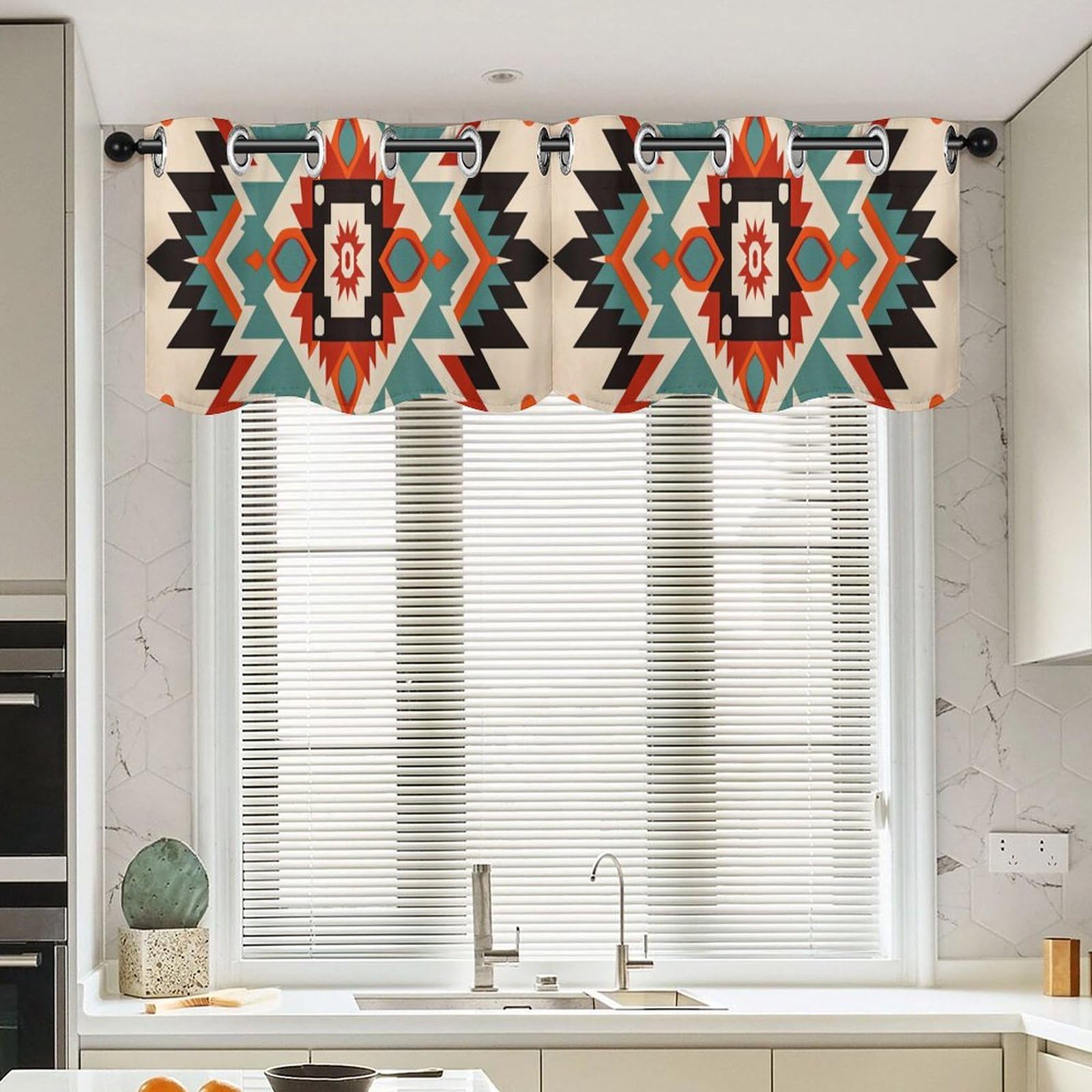 Cenefas para cocina y ventanas bohemias que transforman su sala de estar tradicional