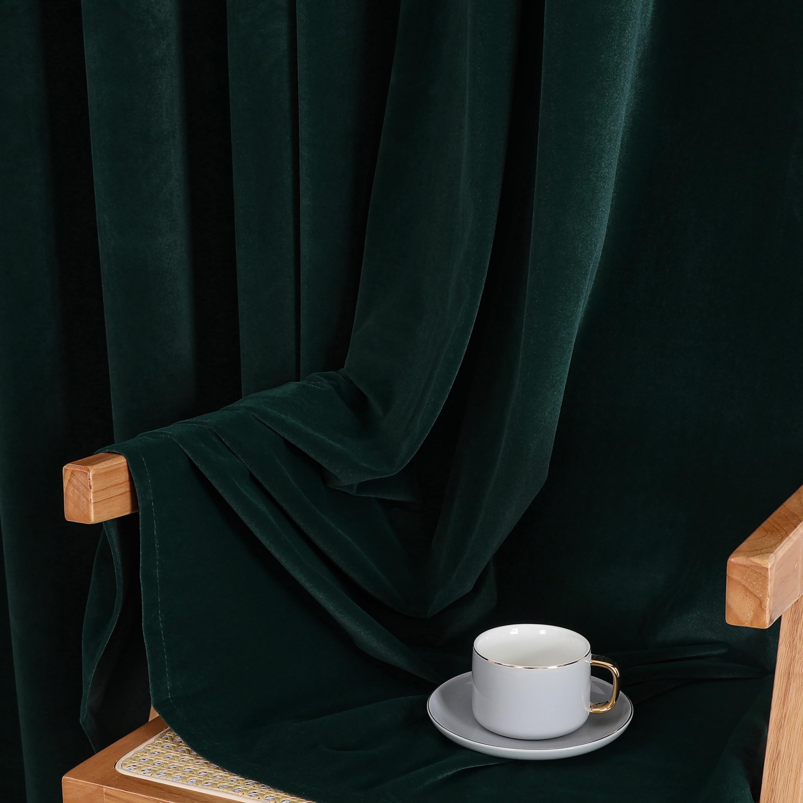 CUCRAF Rideau Occultation Thermiques Velours Vert 132 x 220 LxH 2 Pièces Luxurious Rideaux Opaque Anti Froid et Chaleur À Oeillets,Décoration Salon Chambre Moderne