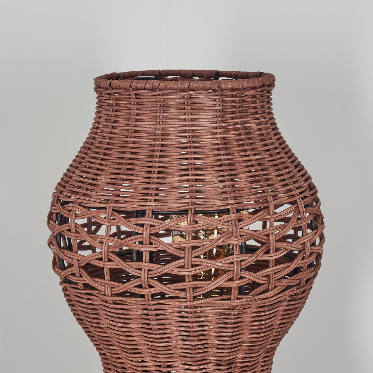 HOFSTEIN Stehleuchte Cardeira, Stehlampe im skandinavischen Design, Boho-Style mit Schirm aus Ratten in Braun und Lichteffekt, E27, Höhe 111 cm, Fußschalter - Wohnzimmer, Schlafzimmer, Esszimmer, Flur