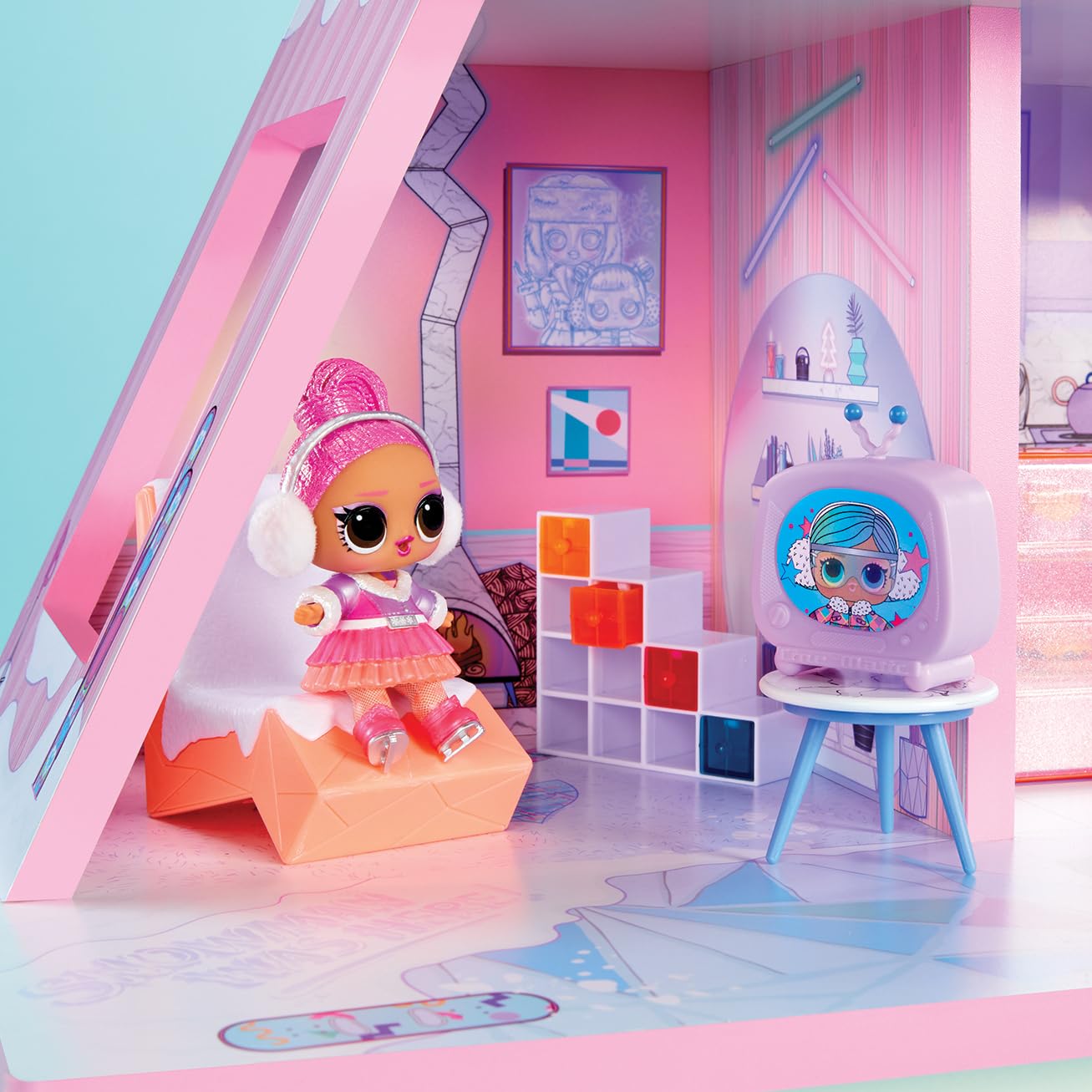 L.O.L. Surprise! Winter Snow Chalet avec Tot - en Bois Véritable, + de 15 Surprises, Livré avec Une Poupée Exclusive, pour Les Enfants de 4 Ans et Plus