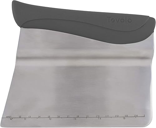 Tovolo Raspador de banco con guía de medición, divisor de masa con hoja desplazada, raspador de repostería con regla, herramienta ergonómica para