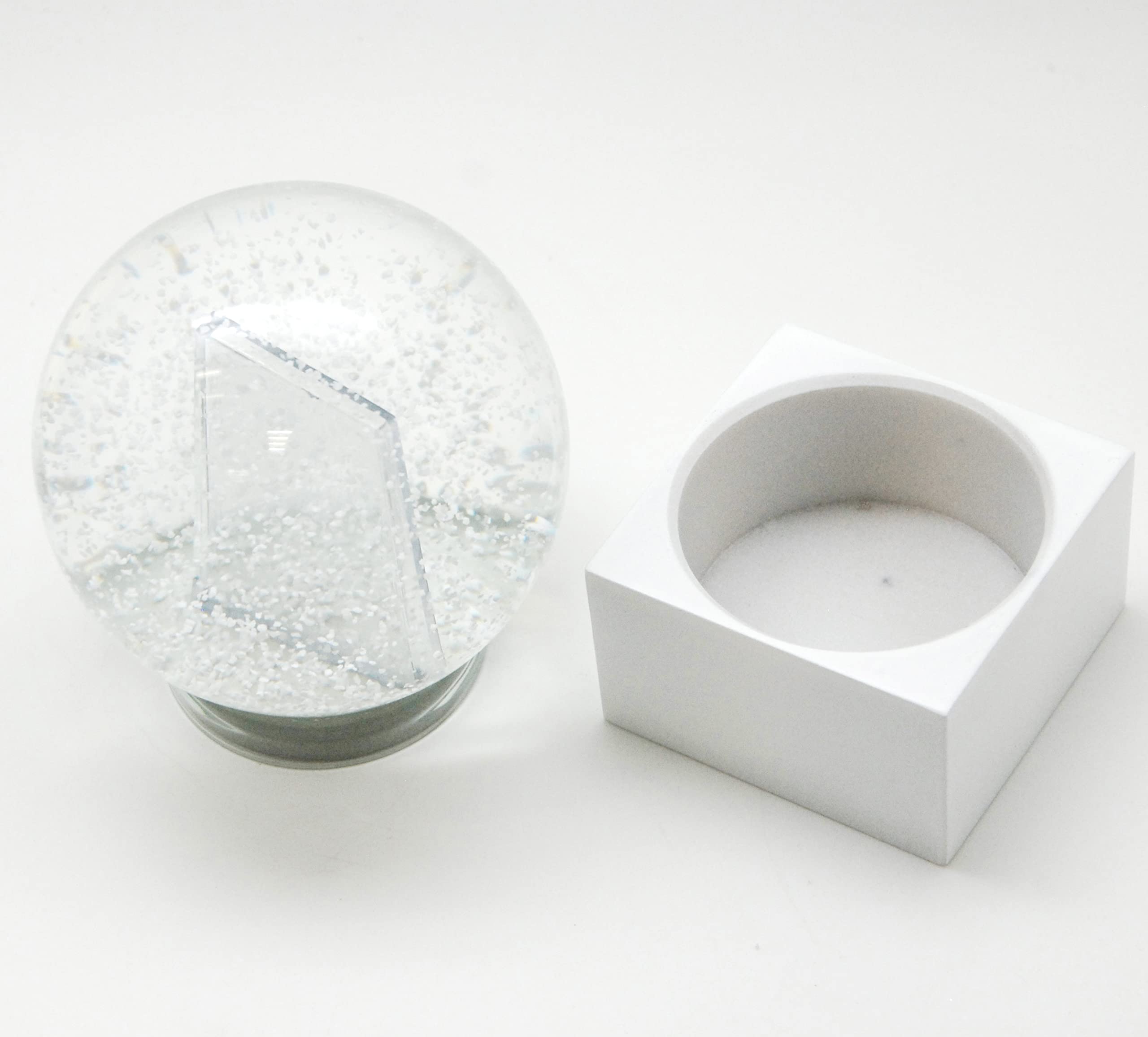 Snowglobe for You 40079 Boule à neige en verre rempli avec socle en plastique blanc carré 100 mm de diamètre