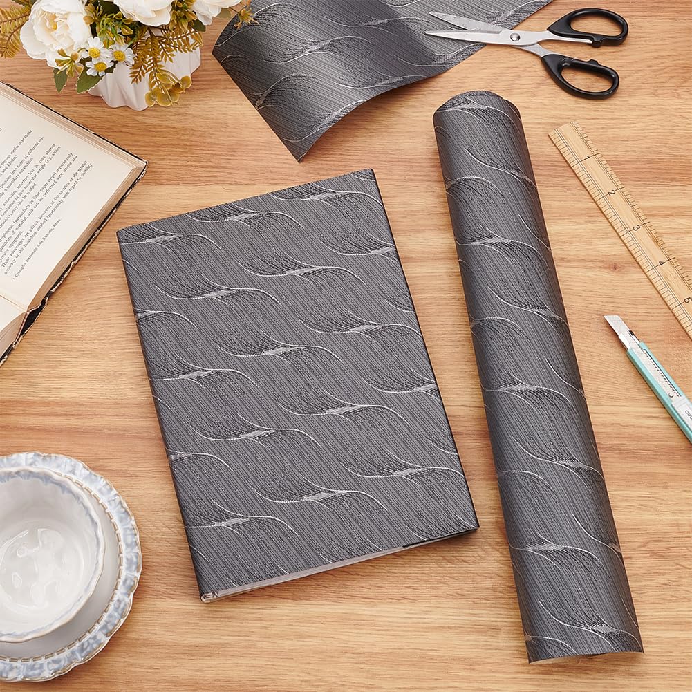 BENECREAT 120x40 cm Tissu de Reliure de Livre, Surface en Tissu de Couverture de Livre avec Adhésif pour la Protection du Livre, Artisanat de Tapisserie Bricolage Scrapbooking, Gris Foncé