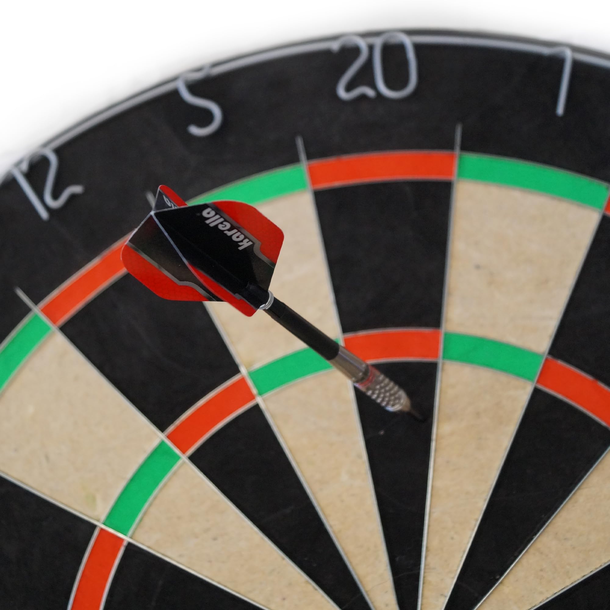 Karella Dartboard BullOut, Turnier Steeldartscheibe, klammerfreie und ultradünne Verdrahtung, bestes Profi-Sisal, drehbarer Zahlenring, ⌀ 45cm, auch als Set inkl. 2 Satz Darts 21g