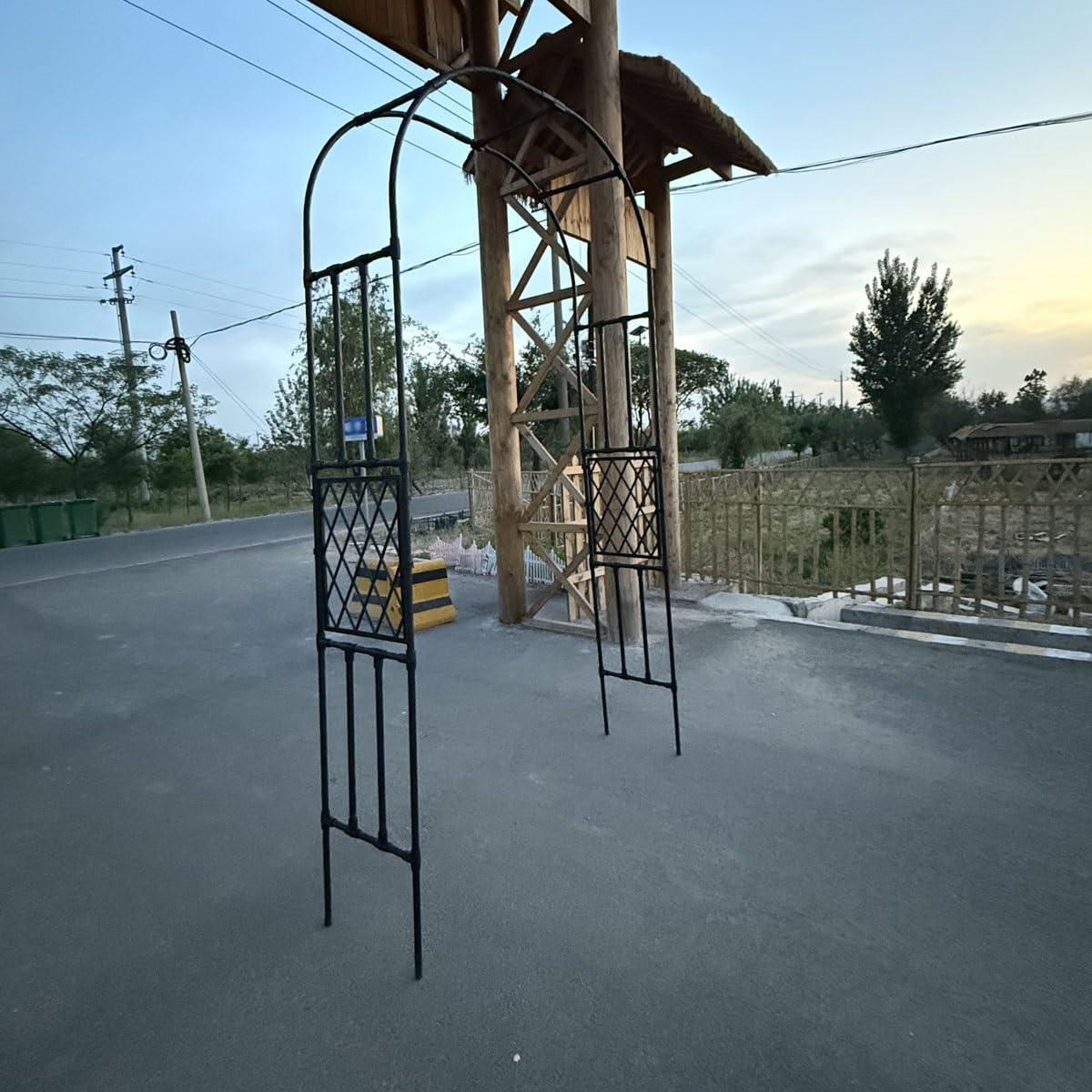 Zewnętrzny metalowy łuk ogrodowy, krata, wodoodporna pergola altana do roślin pnących, 2,5 x 2,7 m (szer. x wys.), idealna na wesela trawnikowe i dekoracje imprezowe, stojak ogrodowy