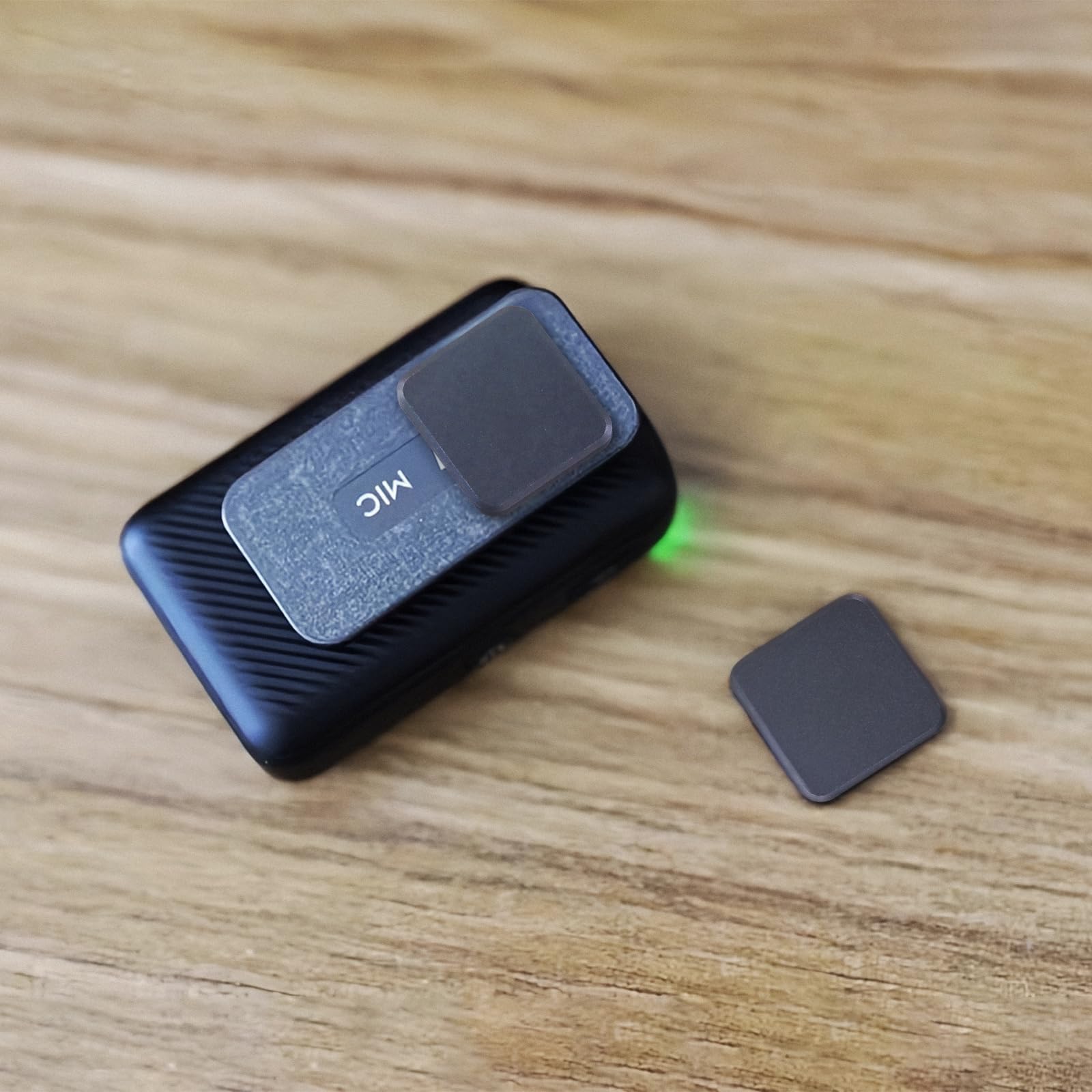 Lot de 2 aimants à clip pour microphone DJI pour mieux masquer l'émetteur de micro en l'adsorbant sur les vêtements ou les surfaces fixes (pas de boîte, version mise à jour)
