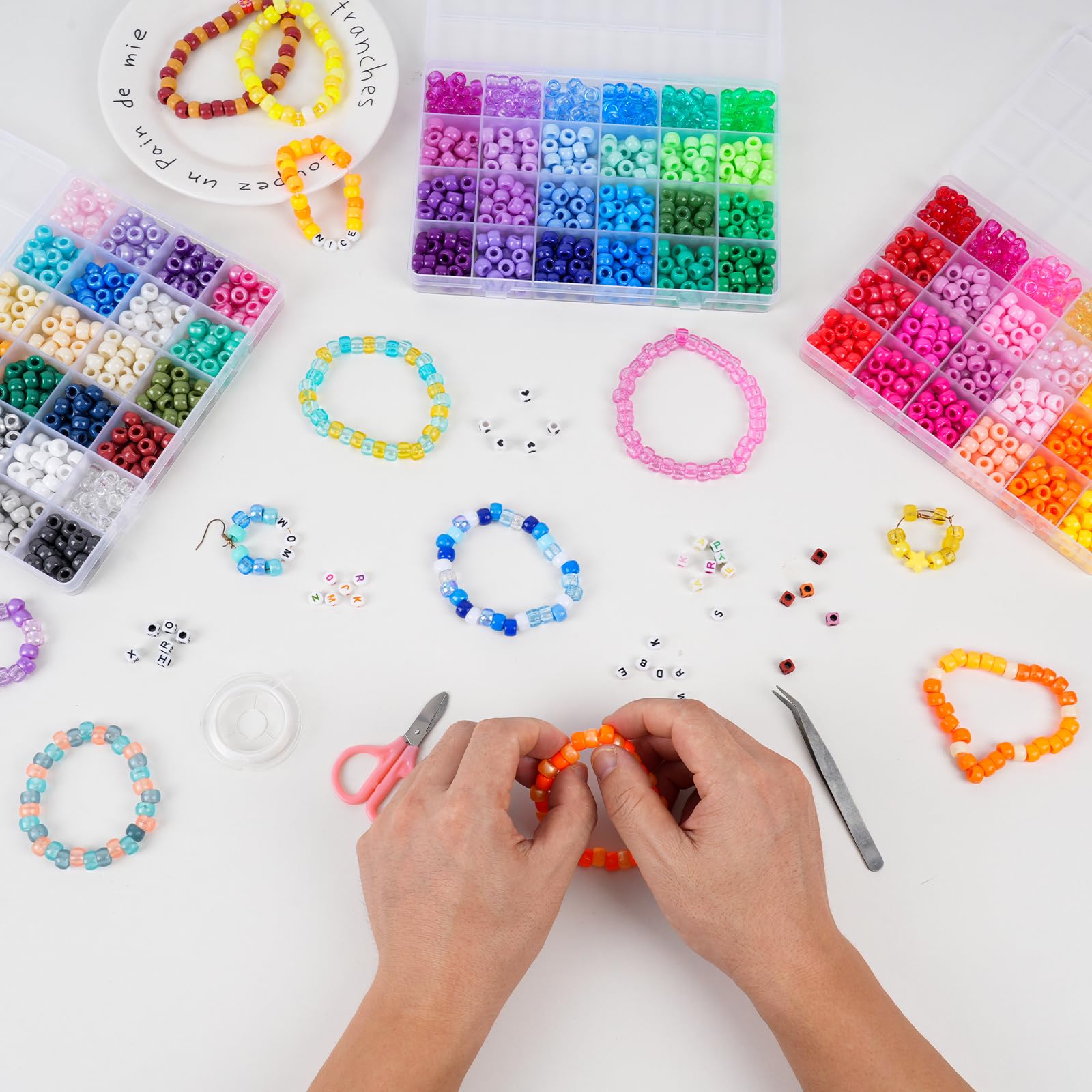 QUEFE 3000 piezas, 72 colores, kit de fabricación de pulseras de cuentas de poni para adultos, kit de pulseras de la amistad con cuentas Kandi arcoíris, cuentas de letras para hacer joyas con cuerdas