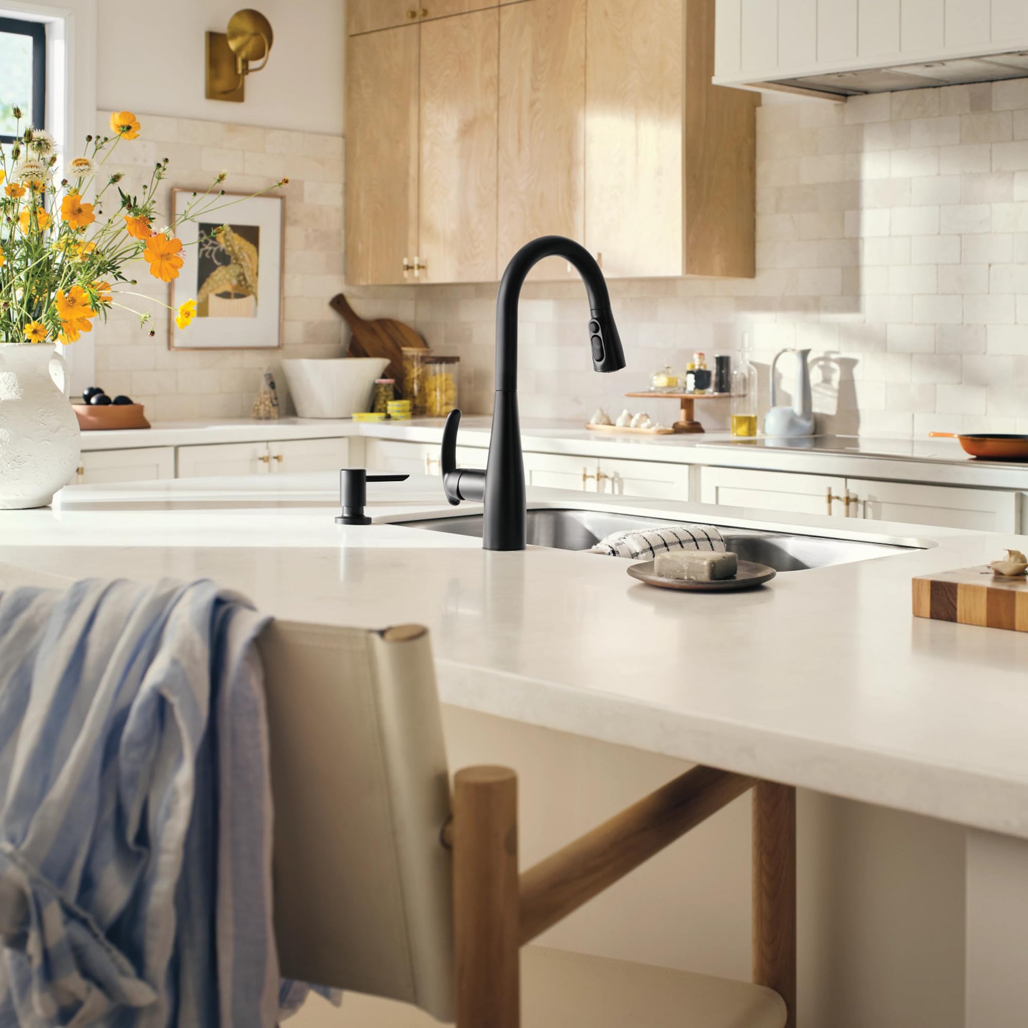 MOEN Reyes 87932BL - Grifo de cocina extraíble con acoplamiento magnético, color negro mate