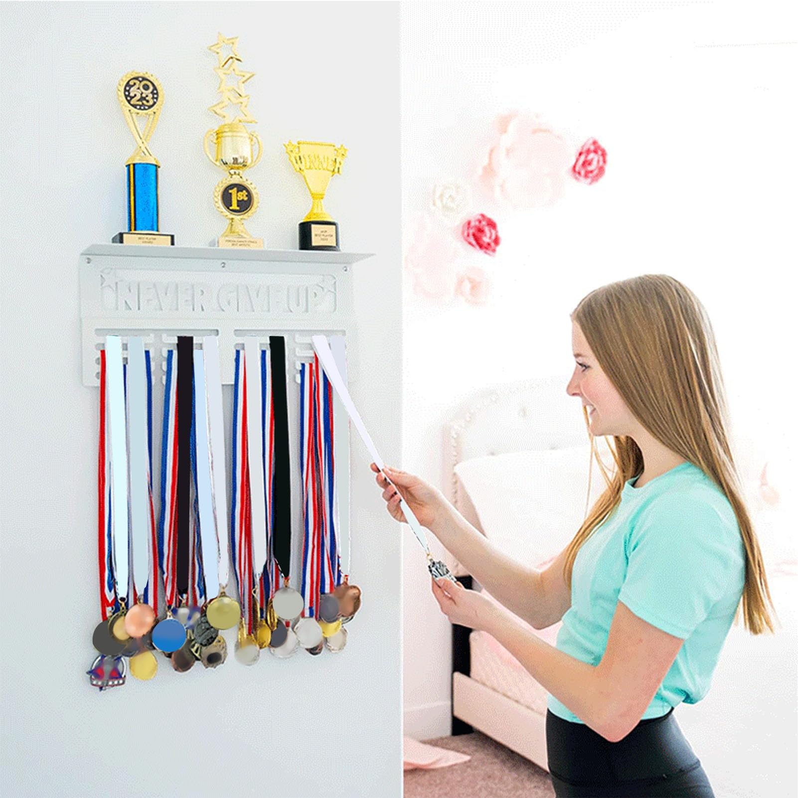 Expositor para Colgar Medallas, Metal Resistente para Trofeos con 4 Filas de Colgadores, Capacidad para Más de 64 Medallas, para Premios de Montaje en Pared de 16 Pulgadas