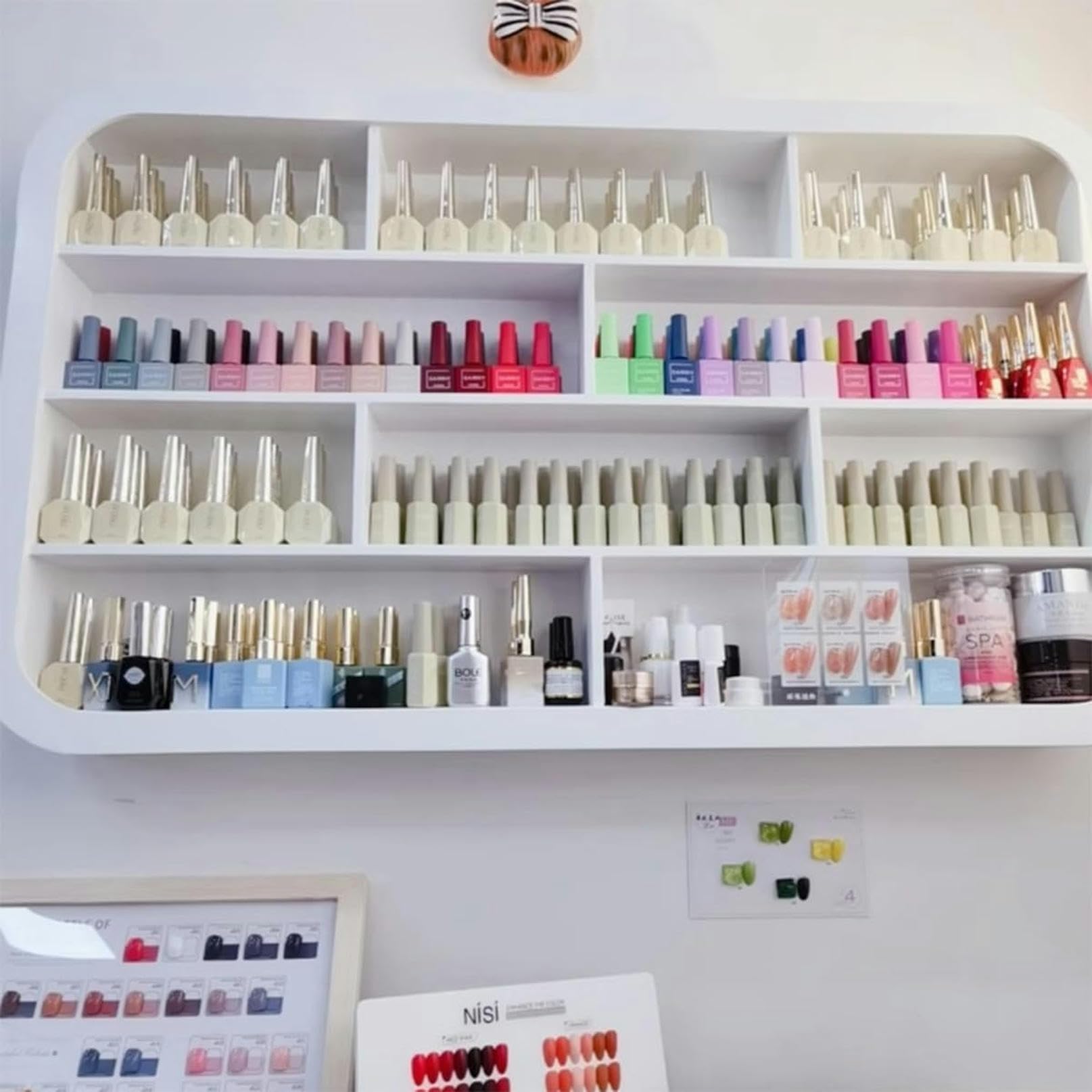 Wandmontiertes Nagellackregal Weiß, Holz Kosmetik Organizer für Parfüm und ätherische Öle, Stabiler Aufbewahrungsschrank für Salon & Bad