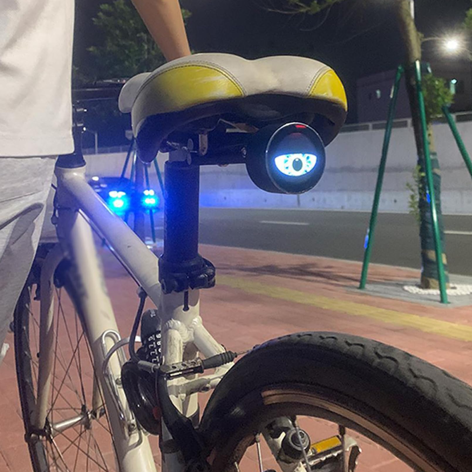 Demon Devil Eyes Bike Tail Light, Devil Eye Bezpieczeństwo Ostrzeżenie Ostrzeżenie Z Programowalnym Ekranem LED, Wodoodpornym, Ładownym USB, Dla Silników I Samochodów B