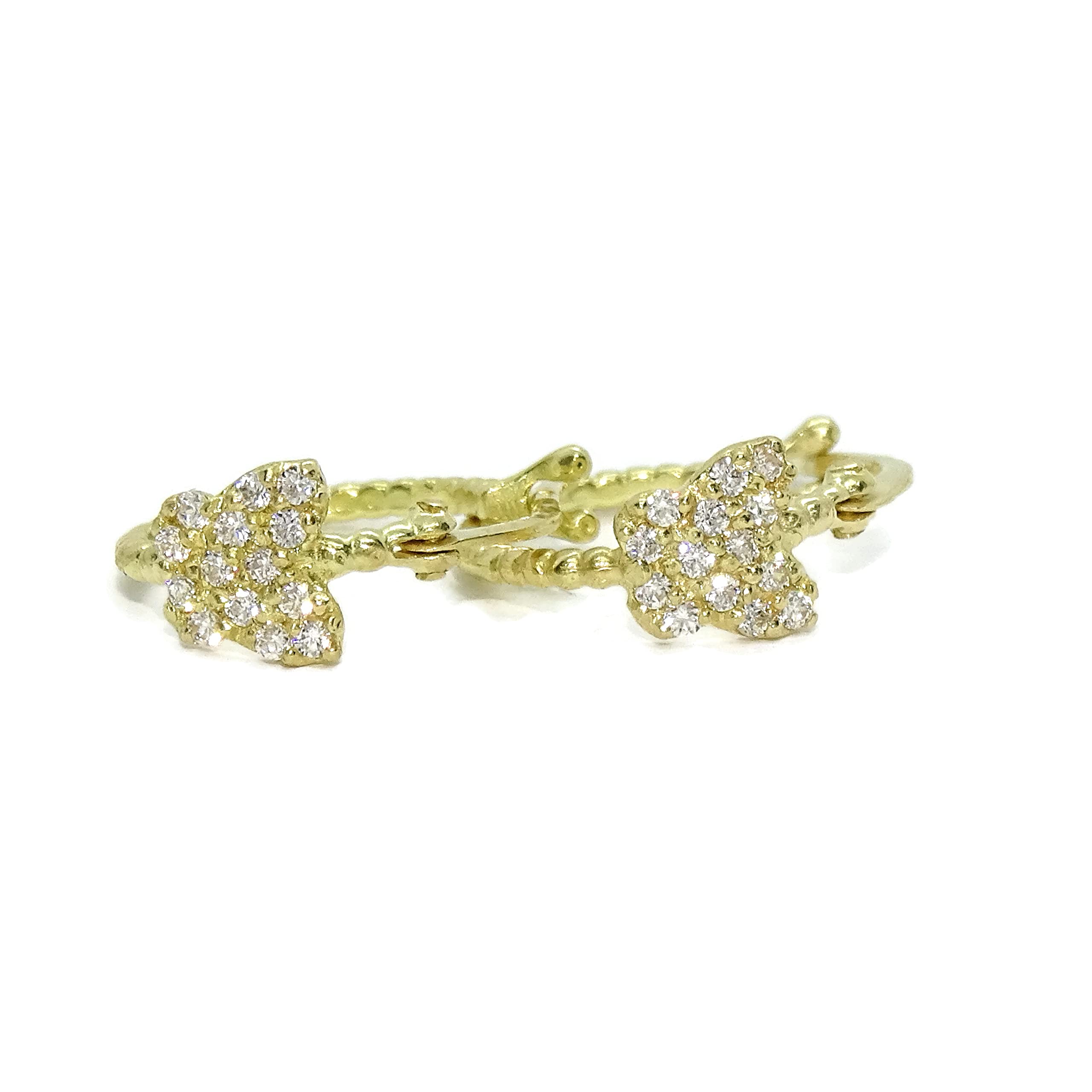 Bellissimi e originali orecchini a cerchio per bambina in oro 18k con farfalla e zirconi. Facile chiusura a scatto. Comunione ideale.