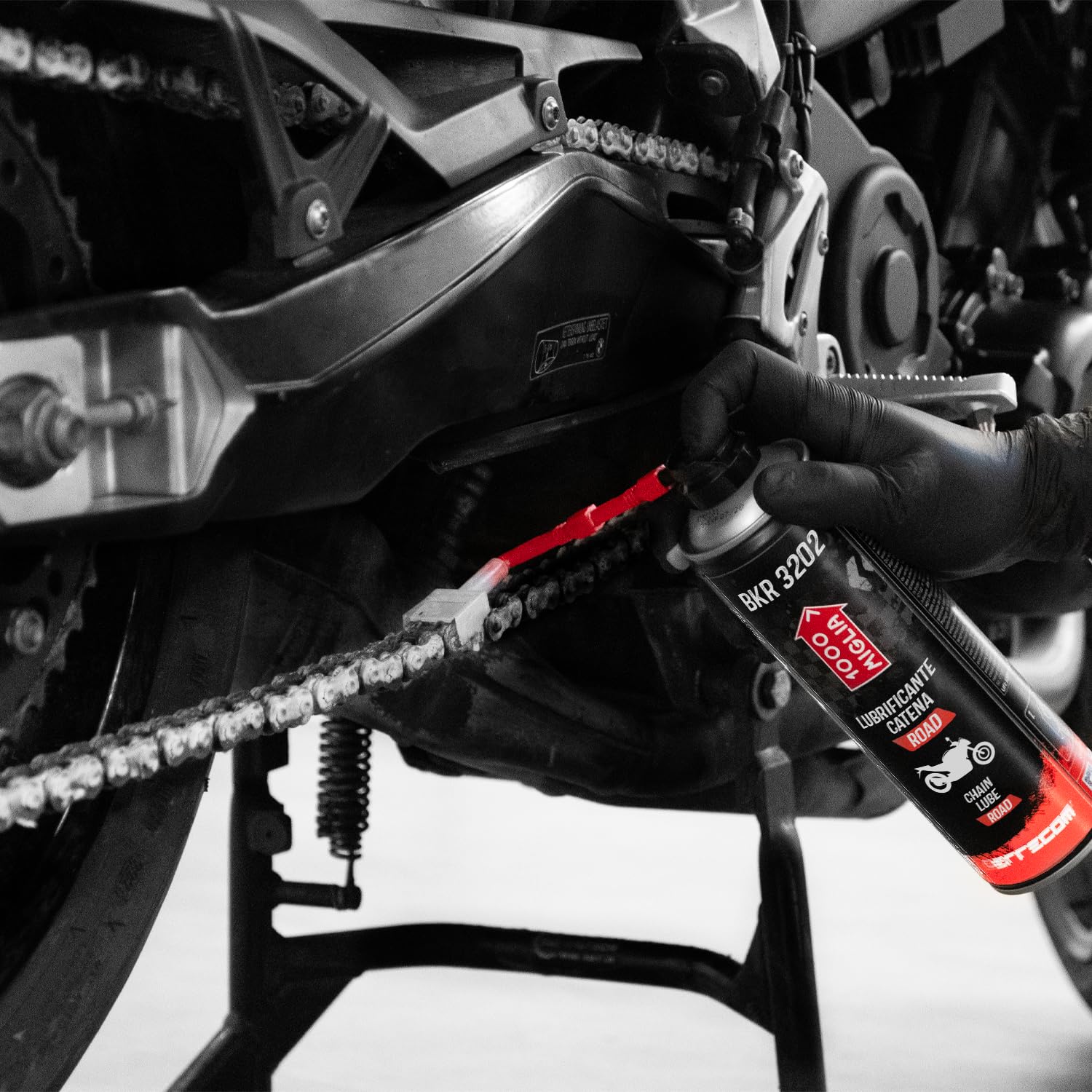 ERRECOM 1000 Miglia Clean&Lube Kit Catena Moto ROAD; include Sgrassante Catena Bombola Alta Pressione 500mL + Lubrificante Catena Moto da Strada 500mL + Huggie System e Prolunga 90° +spazzola+guanti