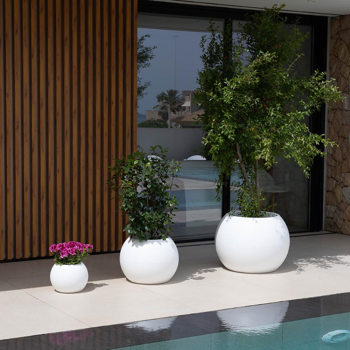 newgarden Dalia Pot rond pour fleurs et plantes, très résistant à l'extérieur, plusieurs tailles disponibles, fabriqué en polyéthylène en Espagne (Blanc, 68 x 50)