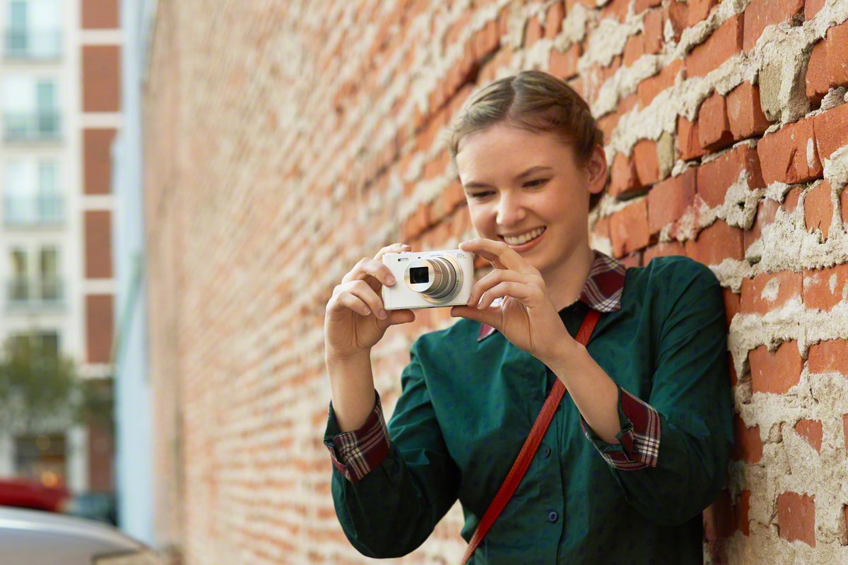 Sony DSC-WX350 Digitalkamera (18,2 Megapixel, 20-fach opt. Zoom, 7,5 cm (3 Zoll) LCD-Display, NFC, WiFi) weiß