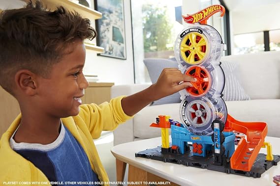 Hot Wheels City Super Twist Tire Shop Playset, Spin The Key to Make Cars Travel Through The Tires, Includes 1 Car, Gift for Kids 4 to 8 Years Old