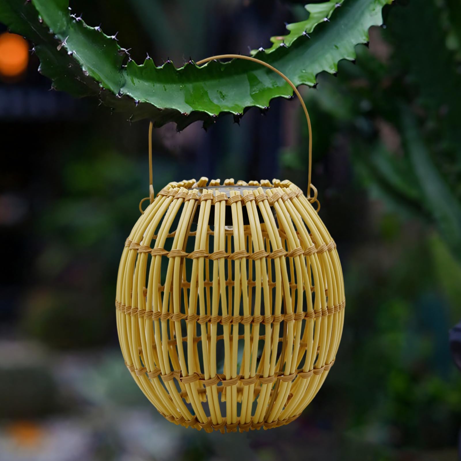 Lanterne in rattan, da esterni in rattan, resistenti alle intemperie, ad energia solare, con elegante , struttura in resina robusta con design unico, illuminazione da giardino per