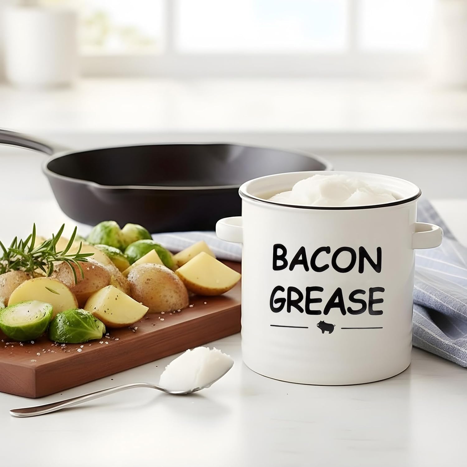 SOLIGT Ceramic Bacon Grease Container with Strainer - 600ml / 20oz Farmhouse Bacon Grease Keeper with Easy-Grip Handle, Bacon Fat Can for Grease Drippings and Storage - Creamy-white