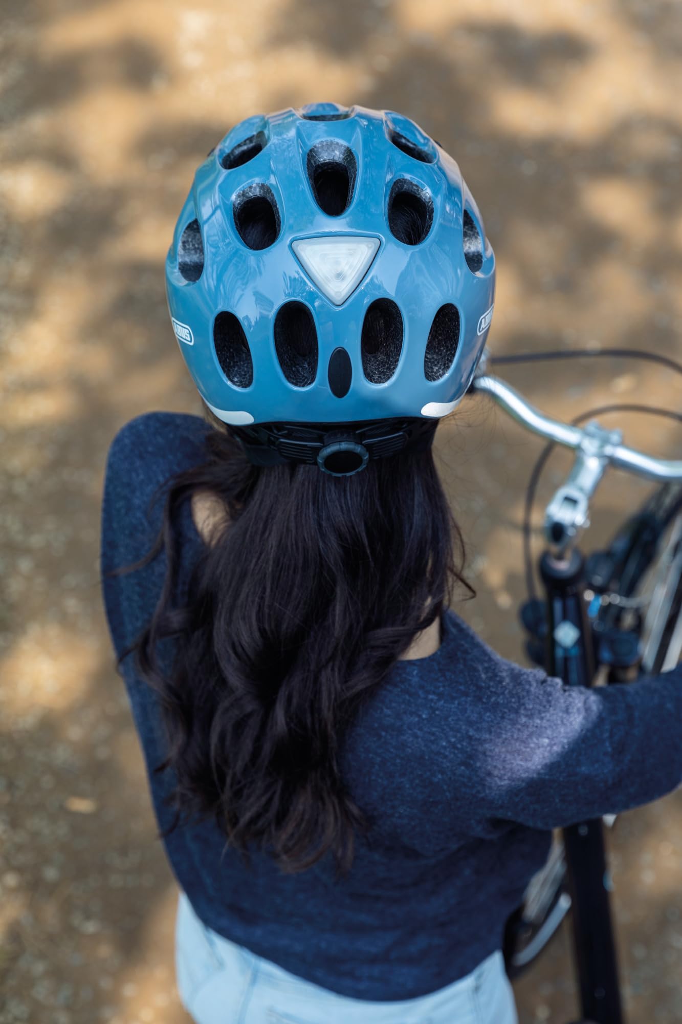 ABUS Casco urbano Youn-I ACE - con luz trasera LED integrada - casco para bicicleta de uso diario - para hombres y mujeres - blanco brillante, S (48-54 cm) | Casco Unisex Adulto, Sistema Zoom Evo Adult, 17 Entradas de Ventilación, Carcasa EPS y PC