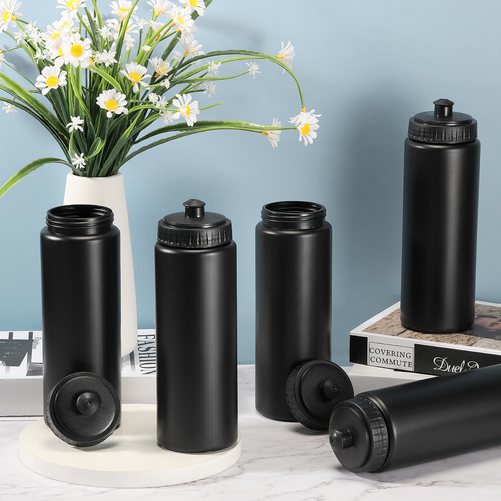 Dandat Wiederverwendbare Wasserflaschen für Jungen und Erwachsene, 680 ml, Kunststoff, mit Zugverschluss, Team-Sportflaschen für Fitnessstudio, Fußball, Cheer, Partyzubehör, Schwarz, 50 Stück