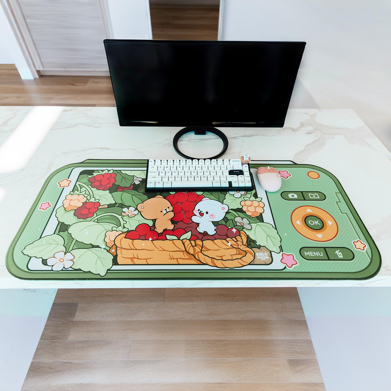 Green Berry Picking Schreibtischunterlage, authentisches Milkmochabear-Merchandise-Produkt, 90 x 46 cm, niedliches, extra großes Gaming-Mauspad mit rutschfester Gummiunterseite für Computer, Tastatur,
