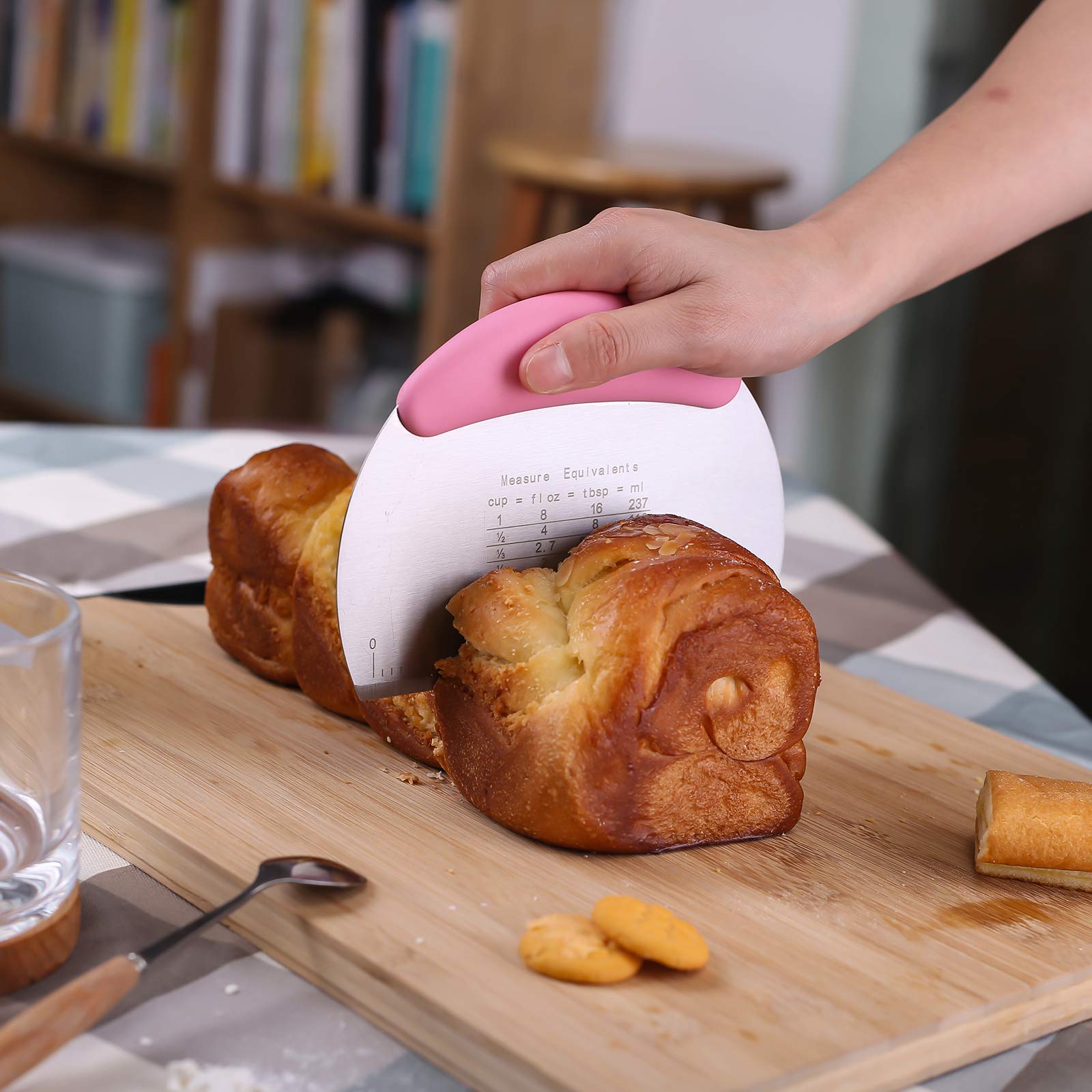 1 Stück Teigschaber Zerkleinerer/Edelstahl Teigschaber Cutter mit ergonomischem Gummi Anti-Rutsch-Griff/Teigschaber Cutter/Pro Gebäck Pizza Cutter Zerkleinerer (Rosa)