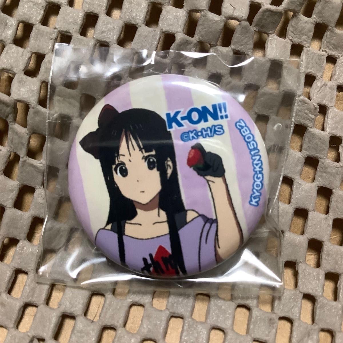 Amazon | けいおん 秋山澪 京アニ 缶バッジ 正規品Listen衣装柄1 